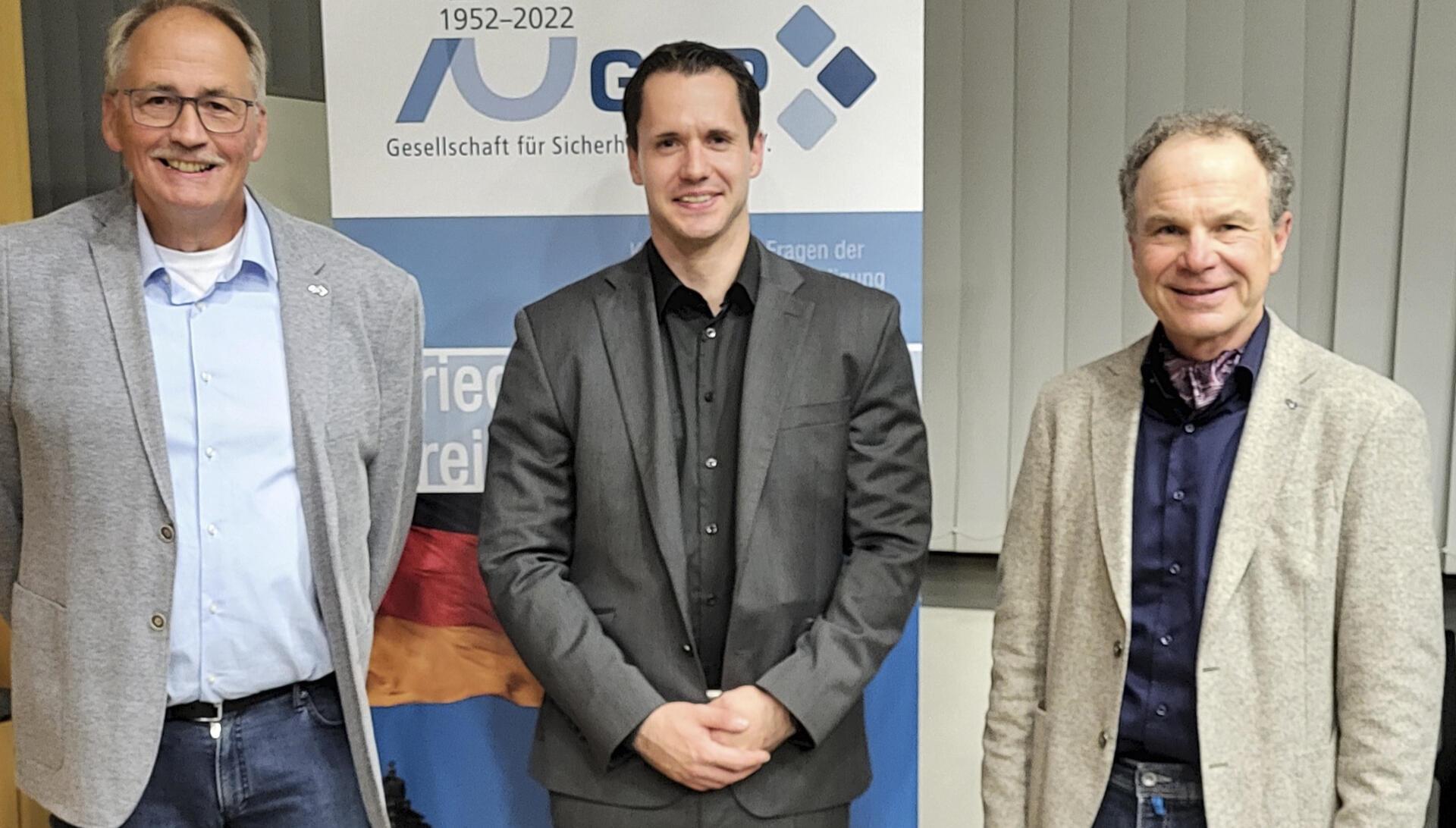 GSP-Sektionsleiter Werner Hinrichs (von links) mit Referent Janis Jost und seinem Stellvertreter Axel Loos.