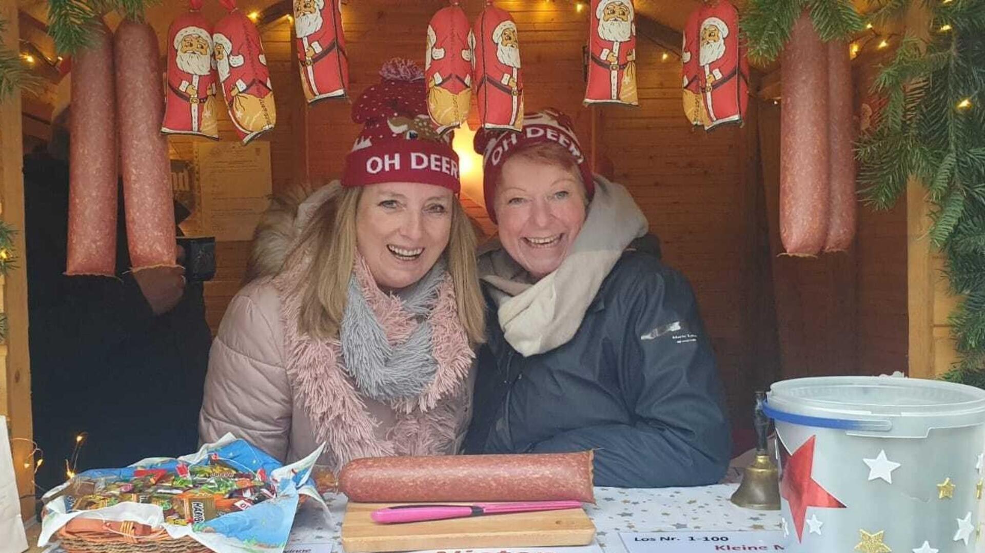 Gabi Clausen (links) und Tanja Templin haben im Vorjahr viel Spaß in der Losbude beim Rhader Weihnachtsbasar, die natürlich wieder vor Ort sein wird.