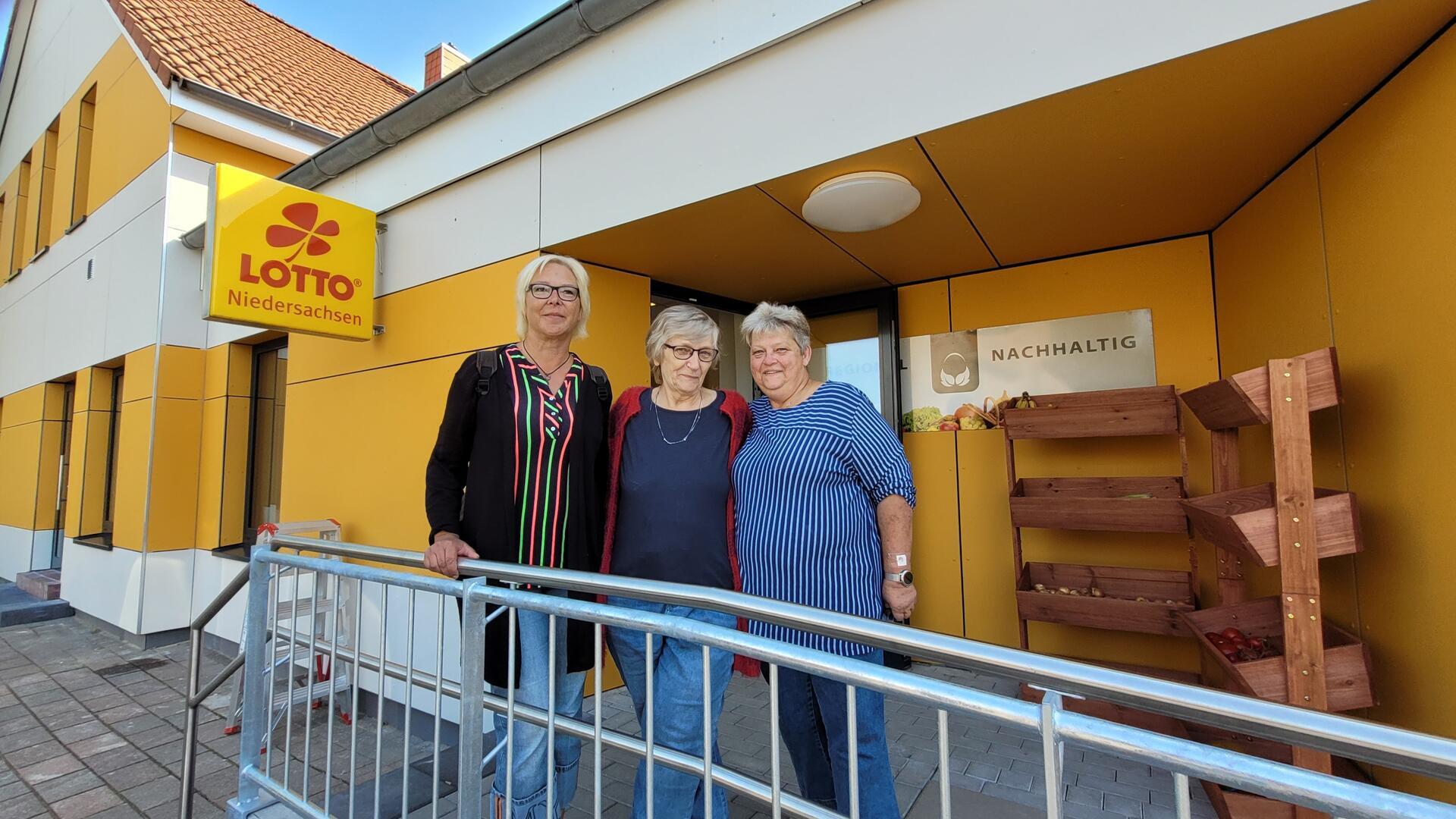 Gabriele Cierlitzki (Mitte) mit zwei ihrer Mitarbeiterinnen - Andrea Redelmann (links) und Mary Krzyzostanek - vor dem neu gestalteten Dorfladen in Midlum.