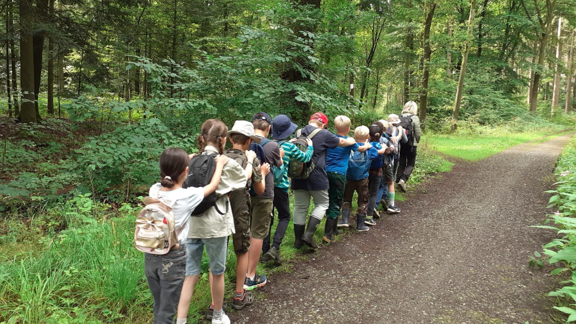 „Gänsemarsch“ bei der Waldrallye – damit niemand beim Ferienspaß verloren geht.