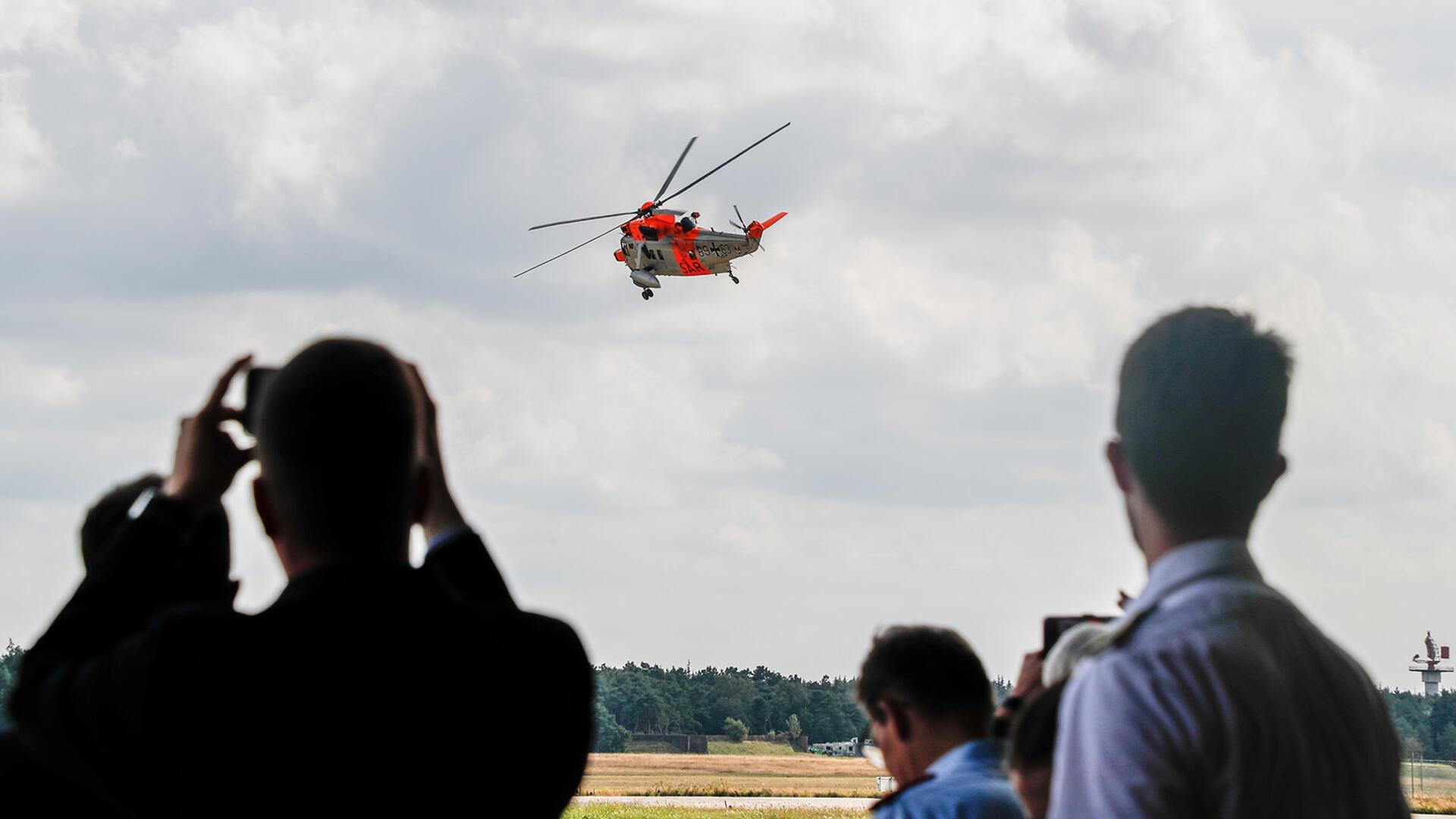 Gäste des Jahresempfangs der Nordholzer Marineflieger beobachten den letzten Landeanflug eines SAR-Hubschraubers des Typs „Sea King“ Mk41.