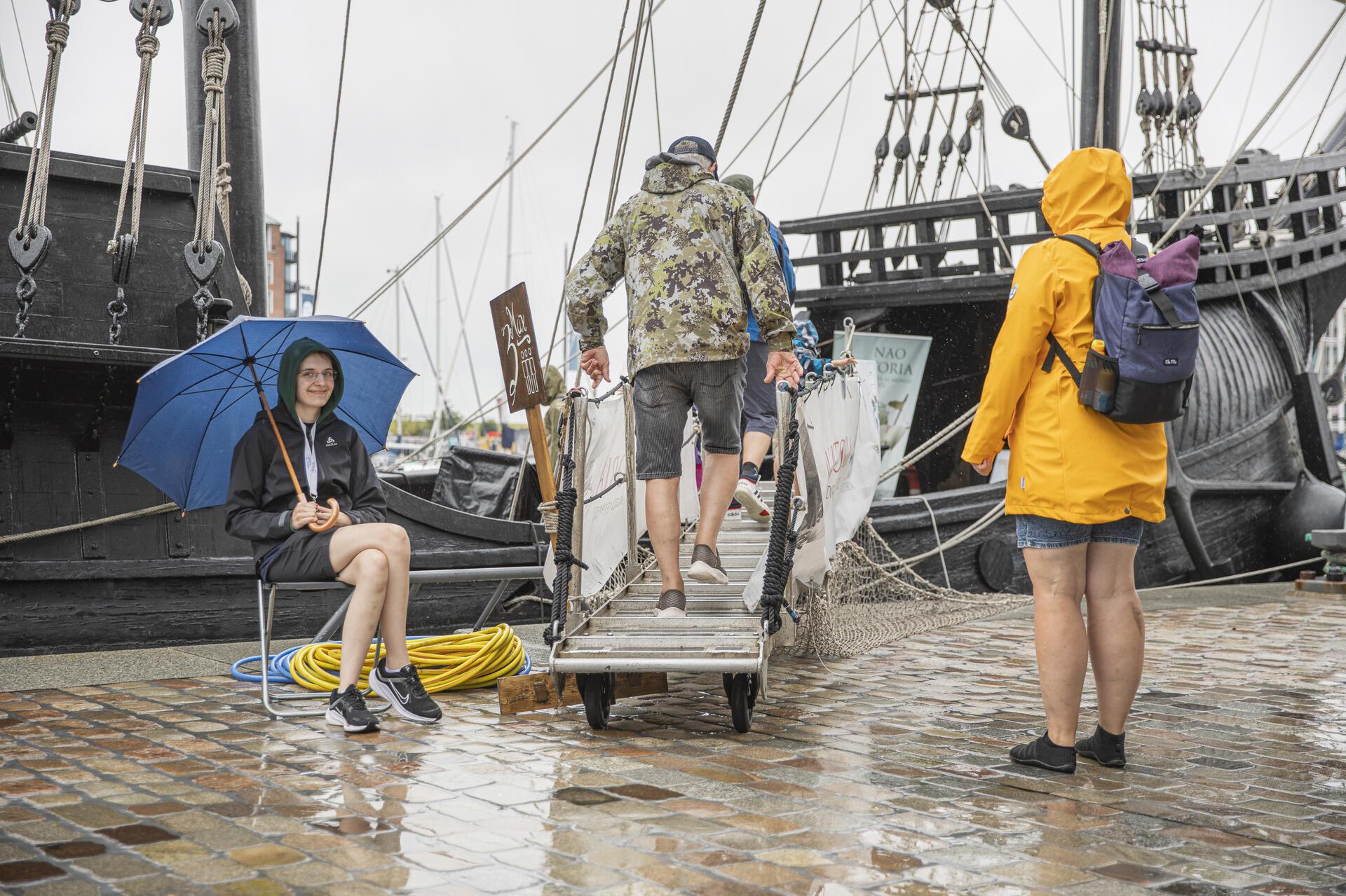 Menschen gehen auf ein Boot. 