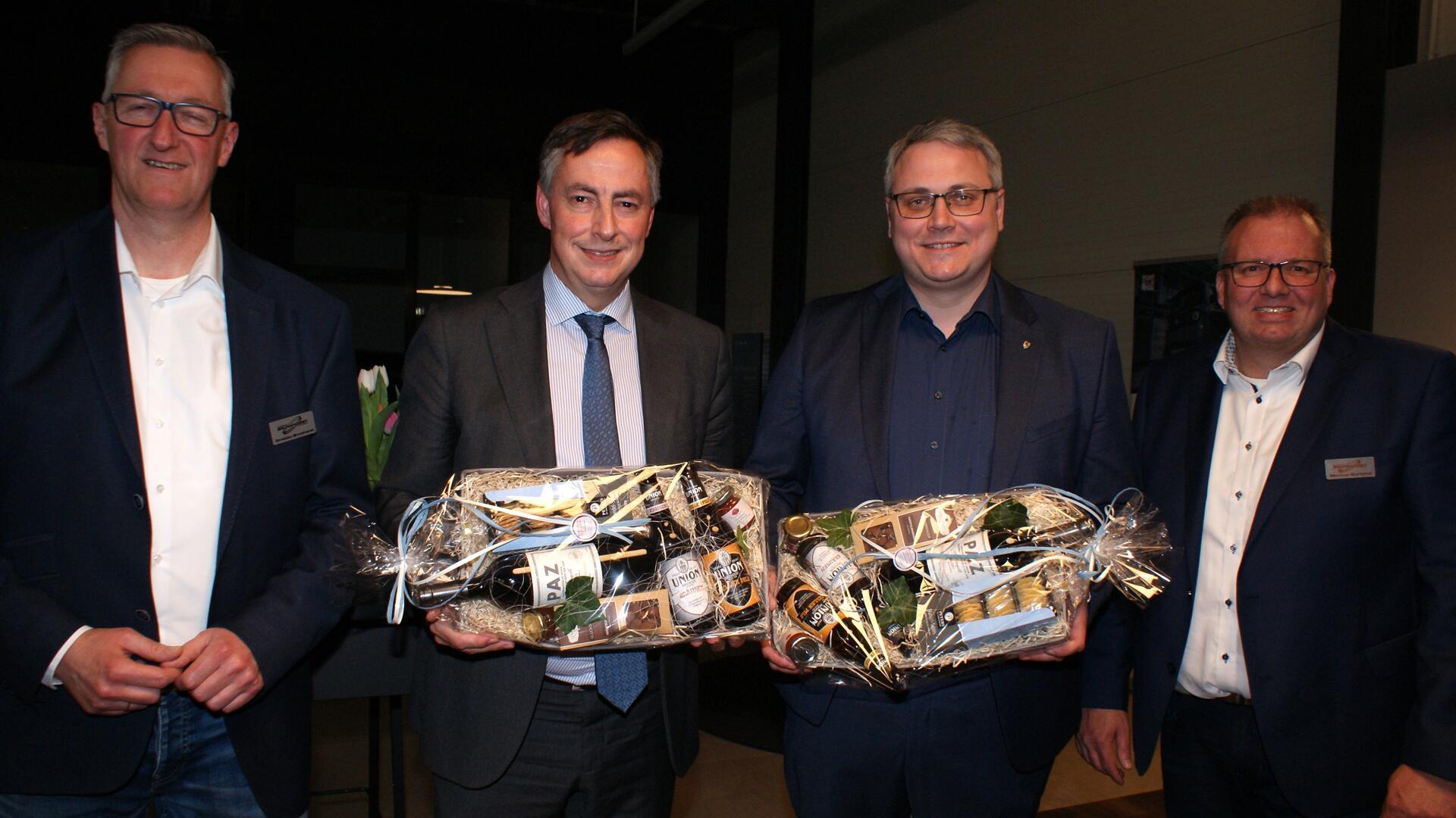 Gastgeber Christian Brunkhorst (links) und Markus Burfeind vom Autohaus Brunkhorst in Bremervörde (rechts) mit Europa-Politiker David McAllister und Landrat Marco Prietz.