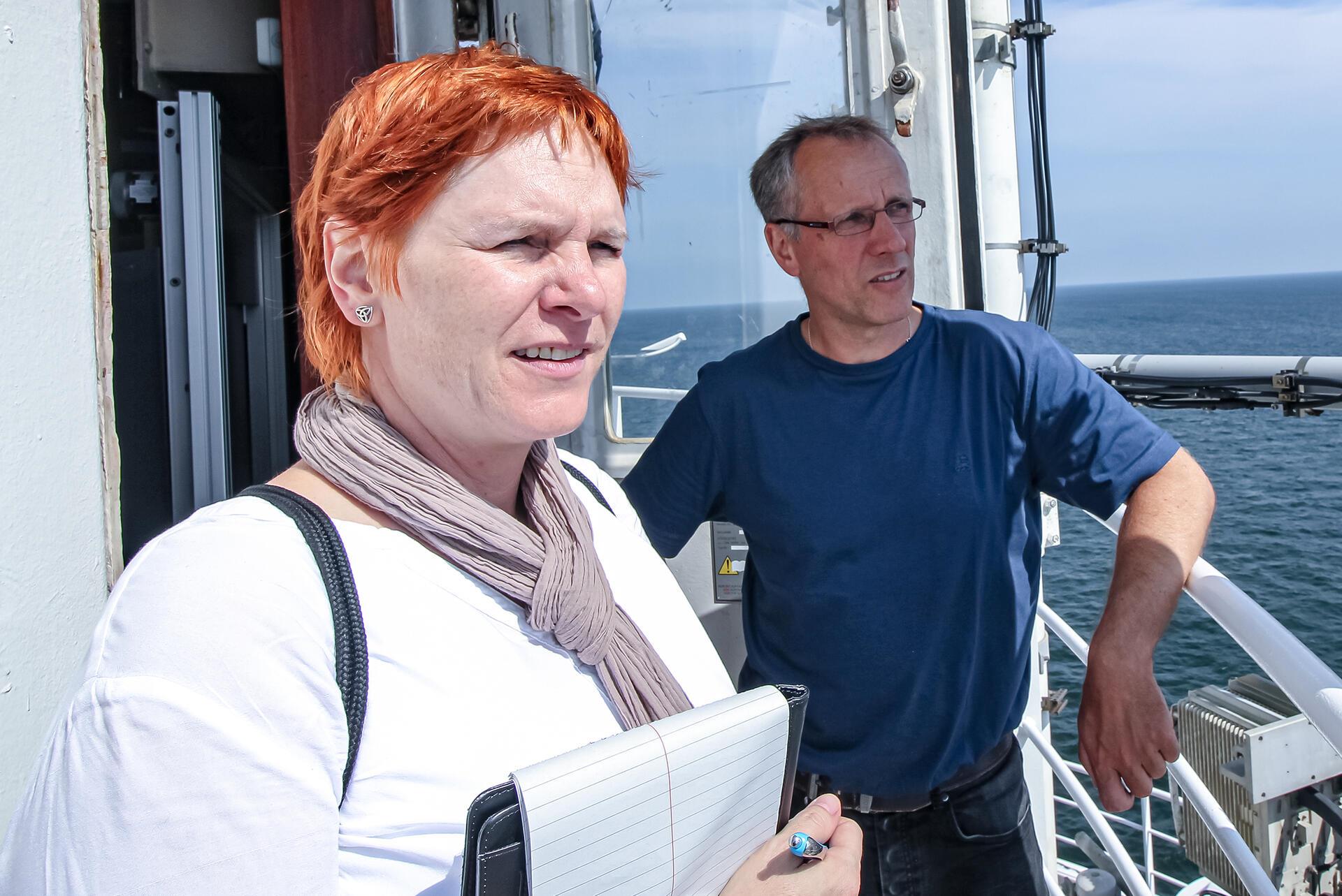 Geburtstagsbesuch: Reporterin Maike Wessolowski lässt sich von Jens Holst jede T...