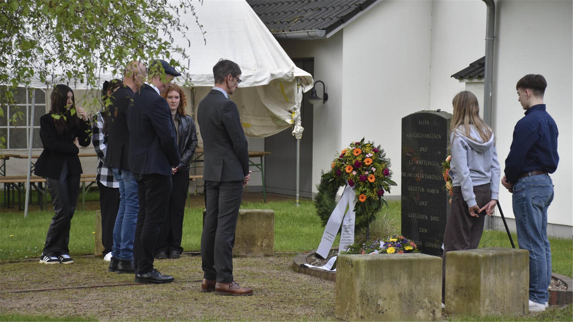 Kranzniederlegung am Gedenkstein an der Lagerkirche auf dem Gelände der Gedenkstätte Lager Sandbostel. Zum Abschluss fand ein Gottesdienst in der Lagerkirche statt. 