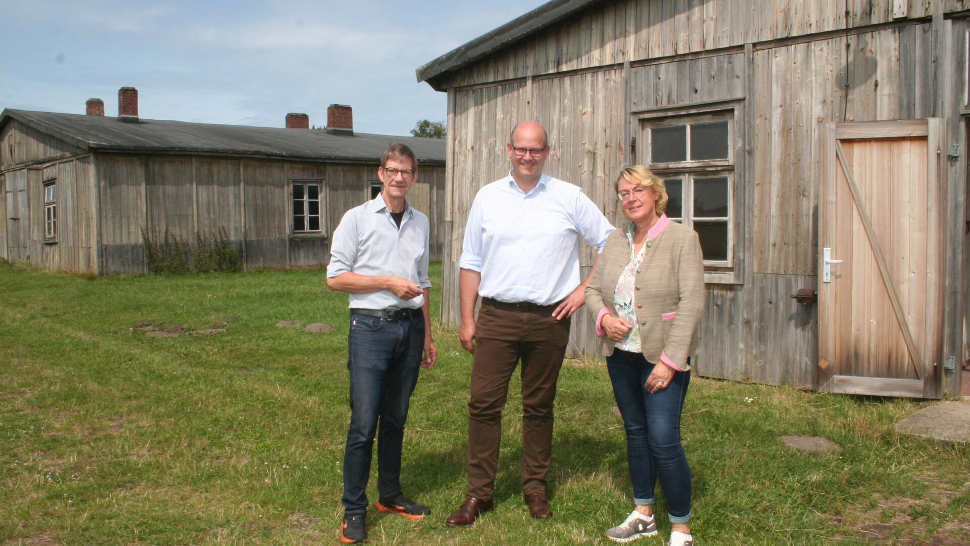 Gedenkstättenleiter Andreas Ehresmann (links) informierte die Landtagsvizepräsidentin Barbara Otte-Kinast und den CDU-Landtagsabgeordneten Marco Mohrmann über die Geschichte des einstigen Kriegsgefangenenlagers.