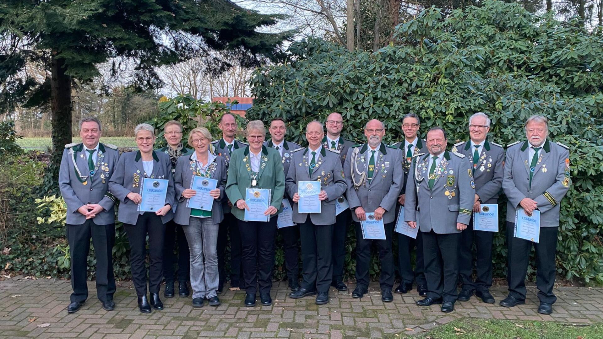 Geehrte und Gewählte mit Präsident Jürgen Slotosch (links), Heike Köhnke, Michaela Hilken, Heike Holsten, Thomas Bargmann, Martina Stelljes, Frank Schomaker, Werner Beecken, Andre Wilshusen, Uwe Winternheimer, Carsten Wilshusen, Bernd Müller, Klaus Poppe und Horst Klintworth.