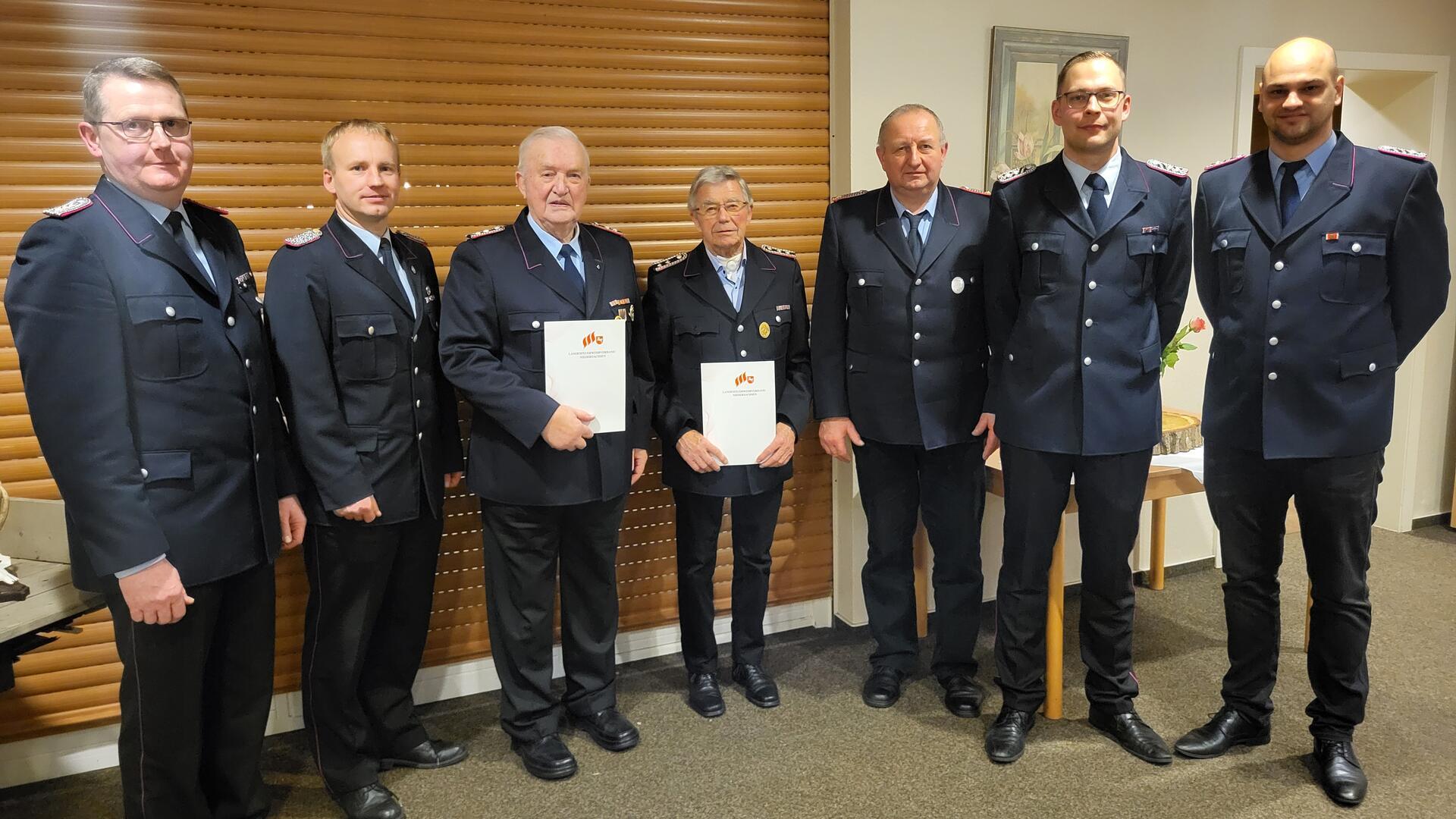 Geehrte von links nach rechts: Gemeindebrandmeister Harald Cordes, Abschnittsleiter Henning Herzig, Werner Meyer, Hans Hermann Sievers, Herbert Meyer, Ortsbrandmeister Thees Brase und sein Stellvertreter Henning Witt