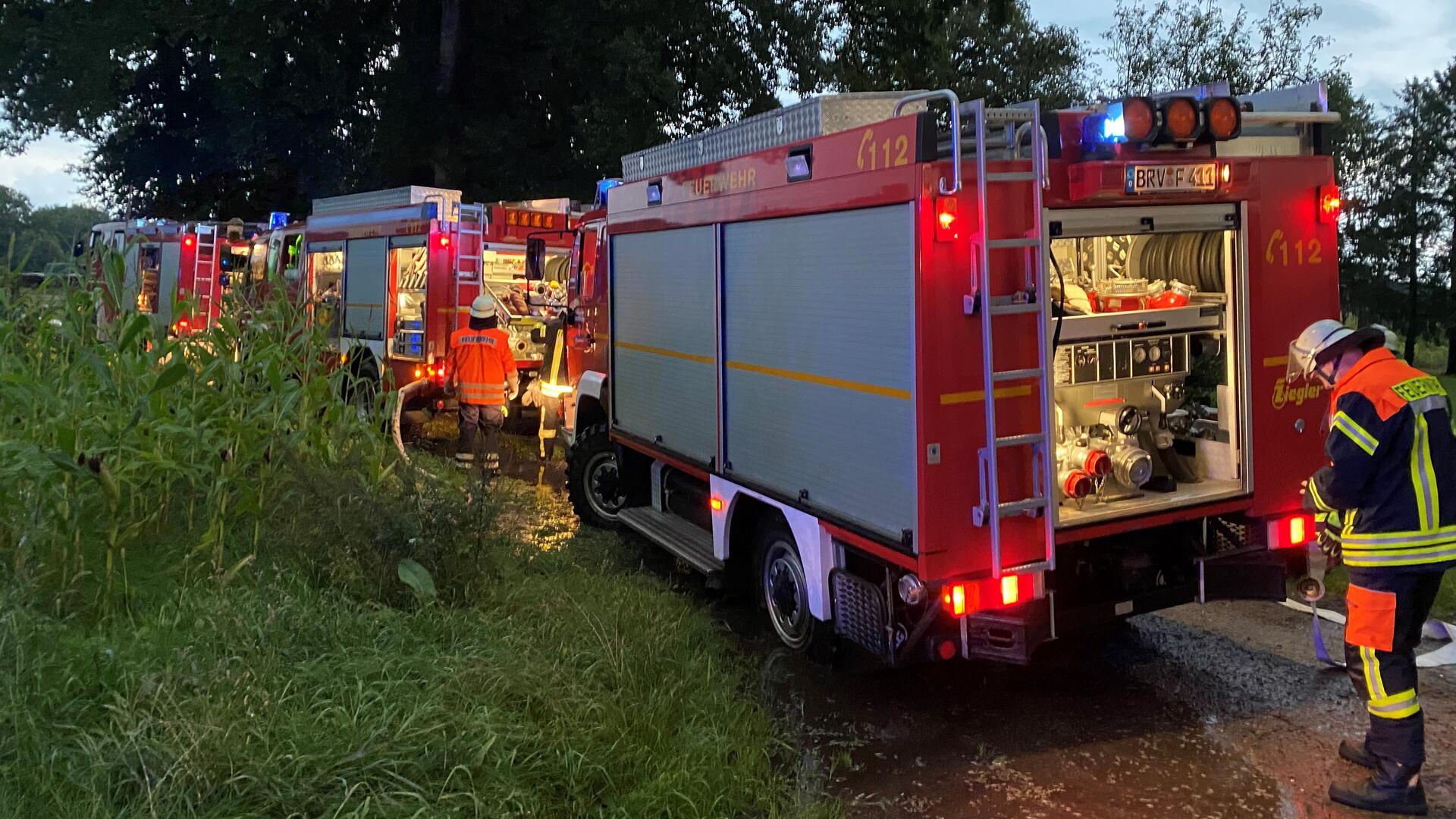 Gegen 19.30 Uhr rückten die Ortsfeuerwehren Hesedorf und Bremervörde zu einem Hesedorfer Wohnhaus aus. In der Straße „Am Kamp“ war der Blitz in ein Haus eingeschlagen.