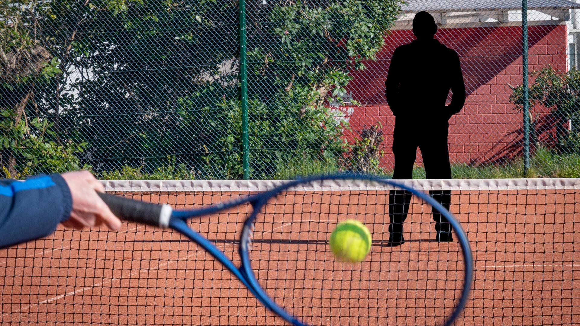 Schattenriss am Tennisnetz