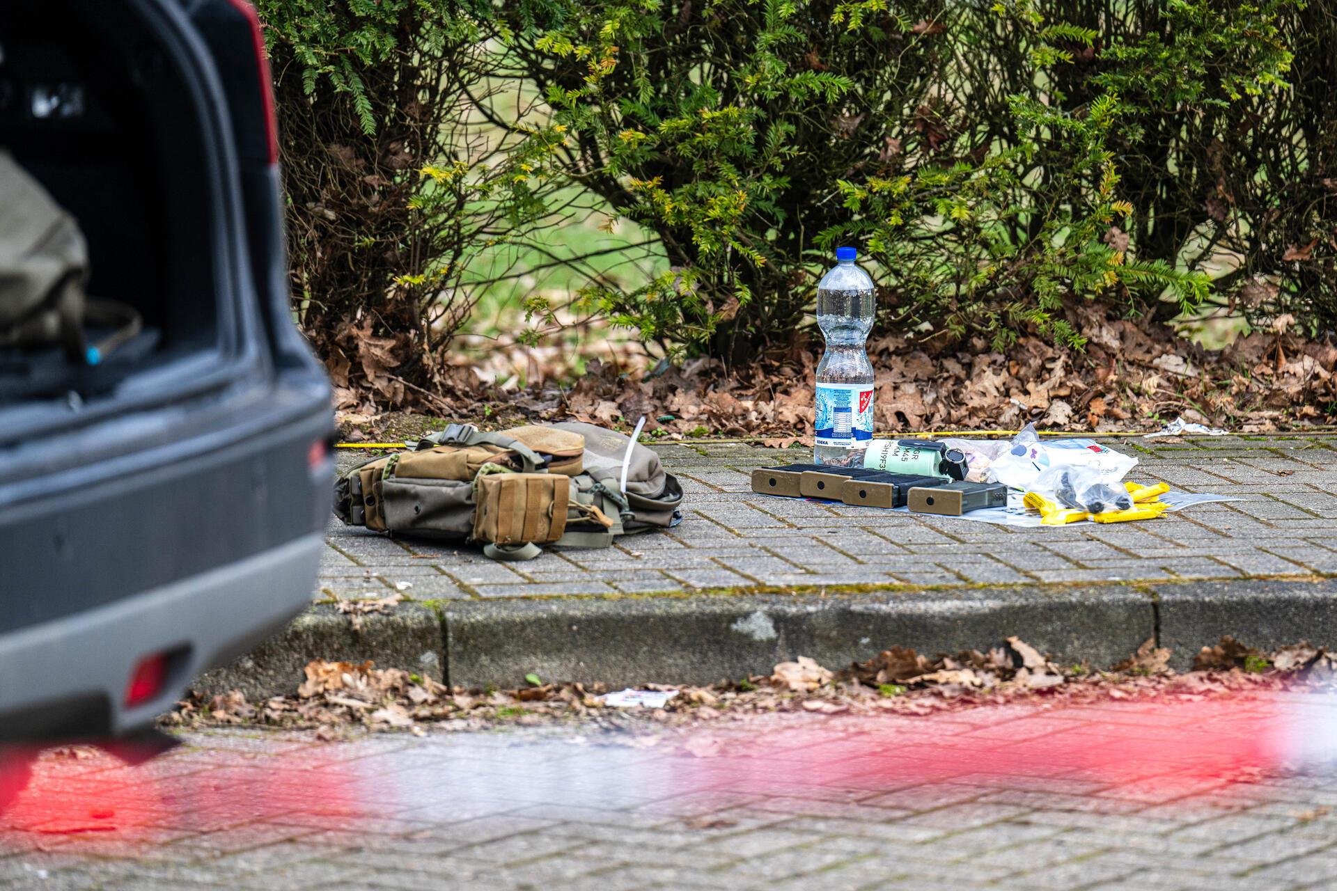 Gegenstände liegen neben einem Auto in der Nähe der Von-Düring-Kaserne, wo sich ...