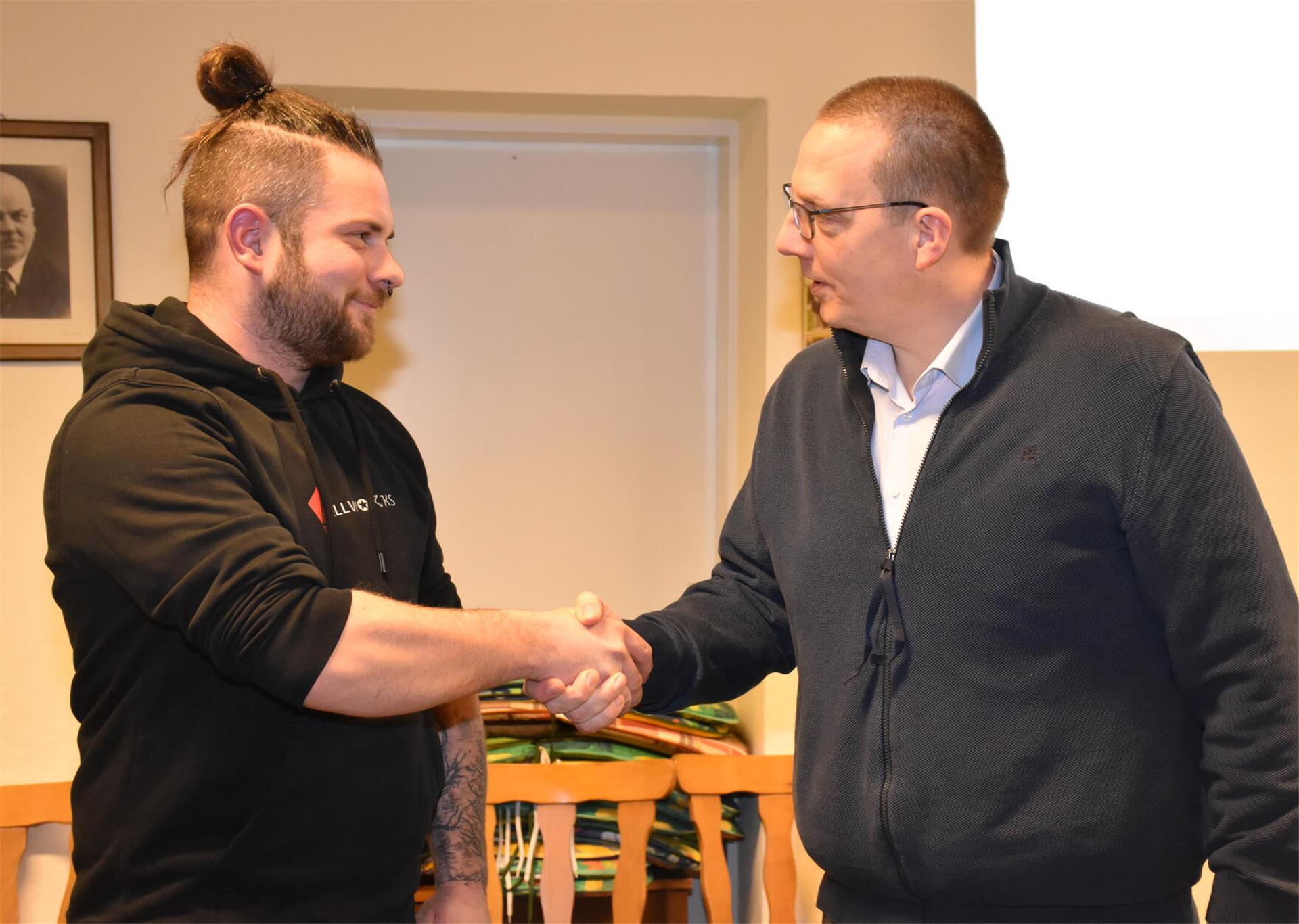 Gemeinbürgermeister Marco Noetzelmann (rechts) verpflichtete Jannis Hünecke per Handschlag für den Gemeinderat Oerel.