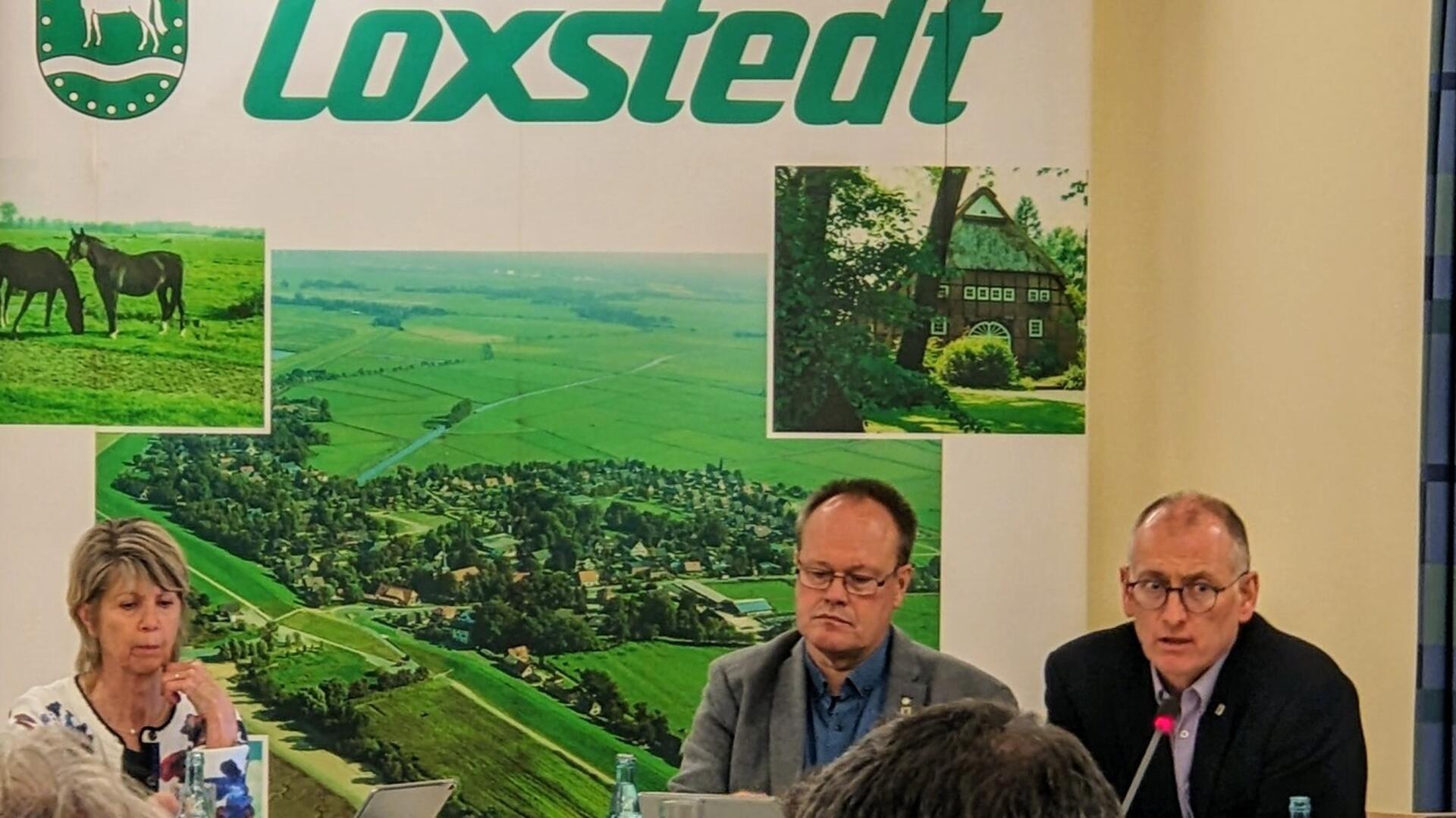 Gemeindebürgermeister Detlef Wellbrock (rechts) stellte dem Gemeinderat die Zukunftspläne Loxstedts zur Abstimmung vor. 