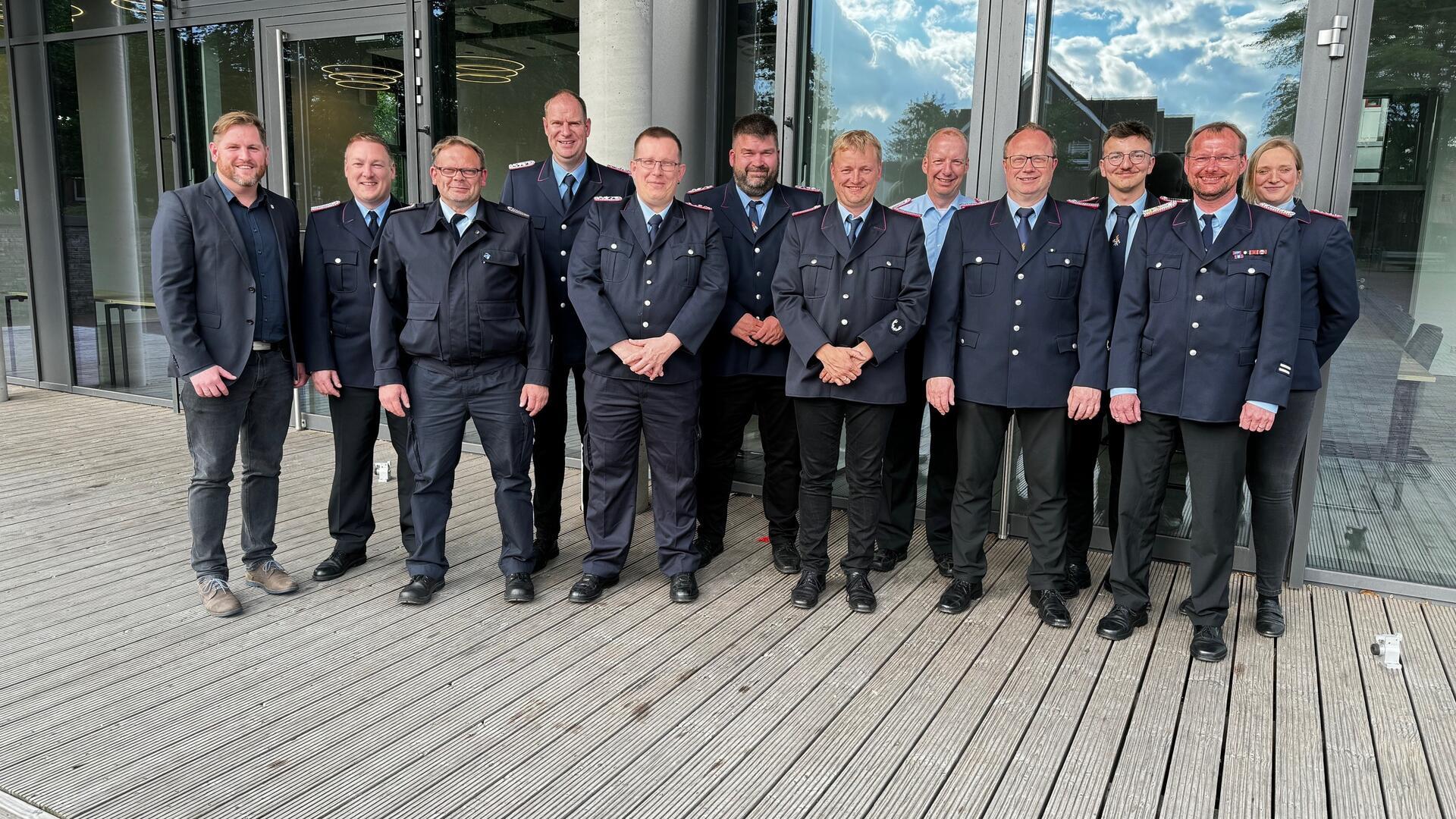 Gemeindebürgermeister Marc Breitenfeld (von links) mit Timm Meyer, Michael Mahler, Christian Kück, Bernd Fromme, Frank Geils, Volker Schulze, Andre Wrieden, Frank Wellbrock, Luca Friedrich, Meik Mahnstein und Bianca Kahrs.