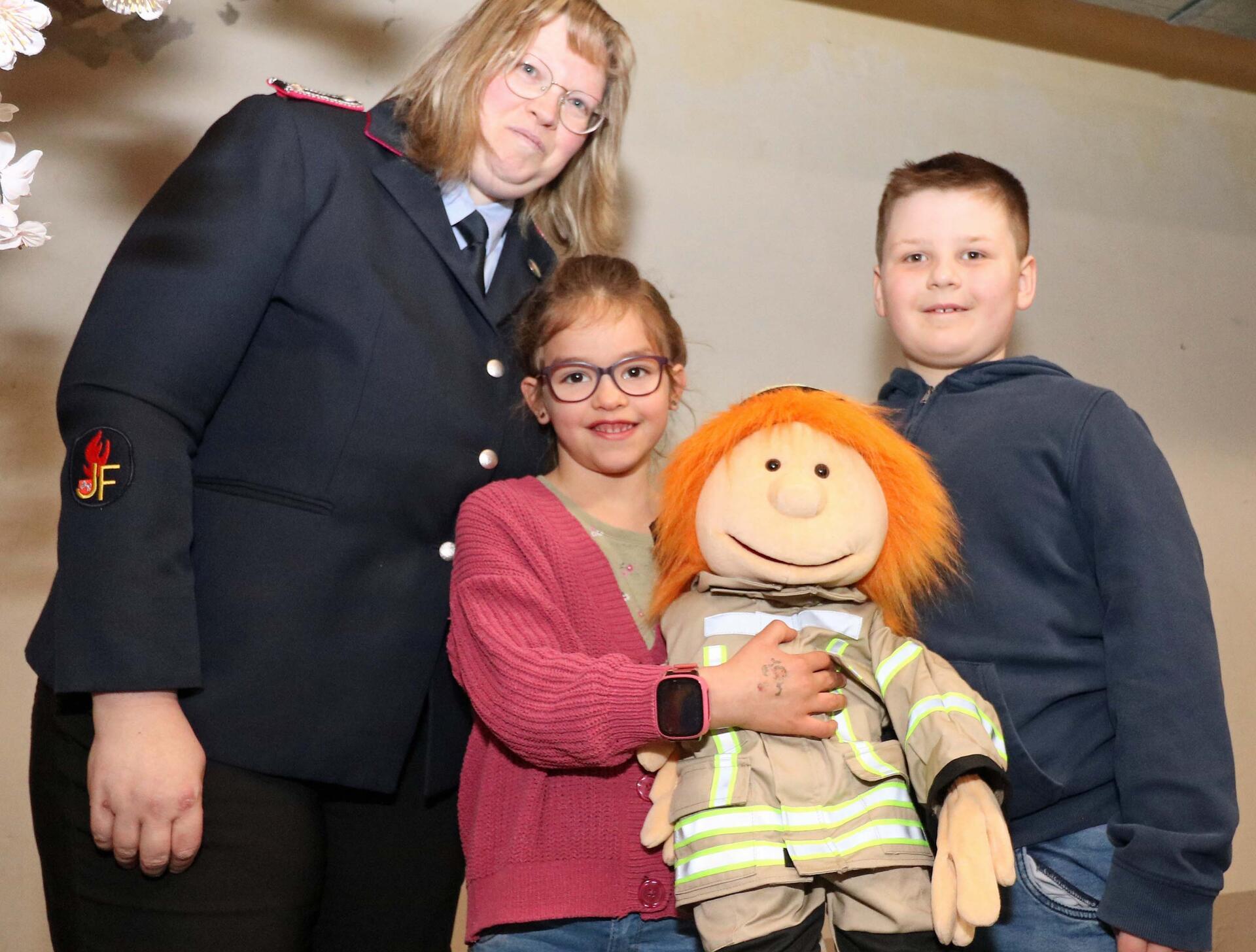 Gemeinsam mit der Kinderfeuerwehrwartin Tina Bock-Hornig stellten Rieke Behrens und Anton Friedrich, die Sprecher der jungen Gruppe, das neue Maskottchen „Florentine“ vor.