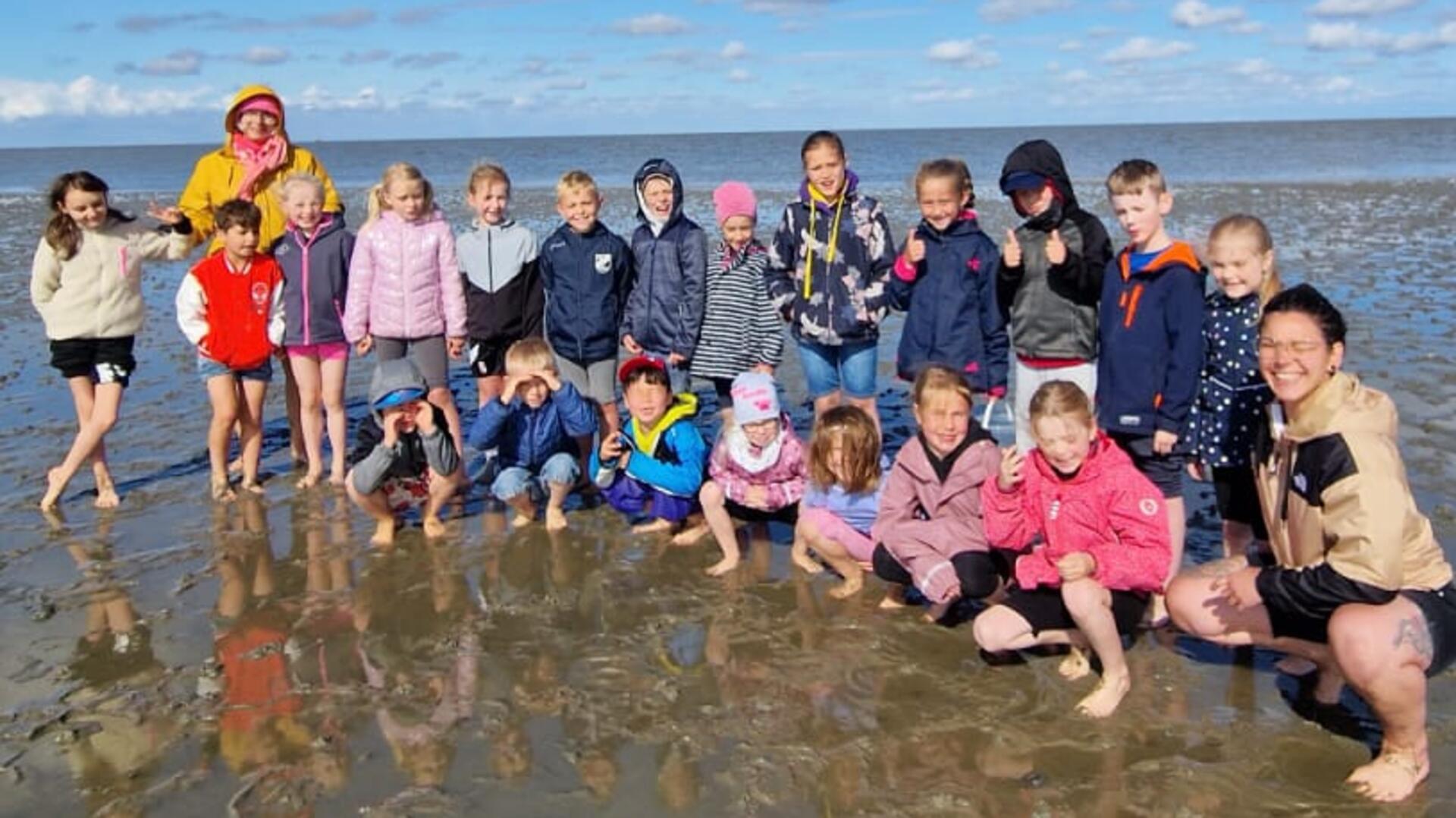 Lehrerin Anna-Lena Dersch (rechts) mit ihrer Klasse E6 der Grundschule Nordholz