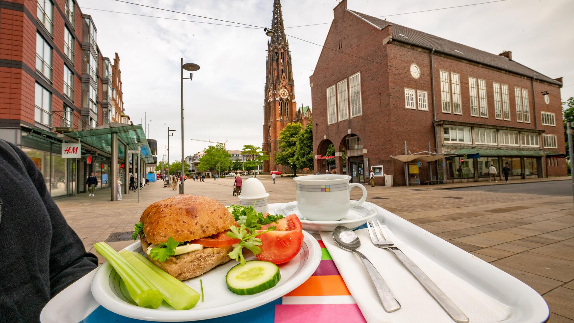 Gemütlich in den Tag starten in Bremerhaven: Diese 11 Cafés in der Innenstadt bieten Frühstück an.    