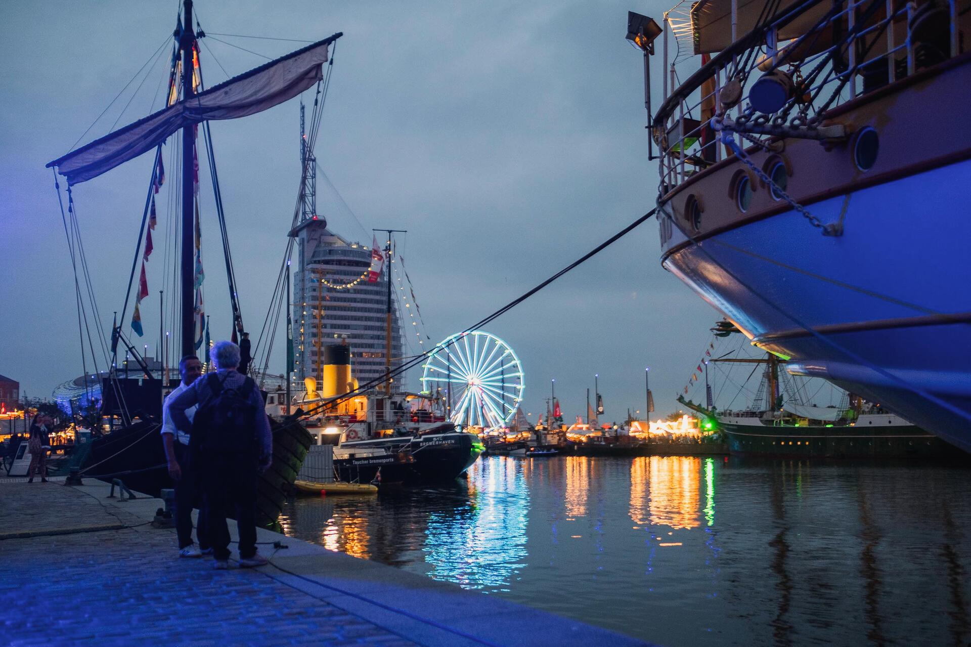 Schiffe im Hafen am Abend. 