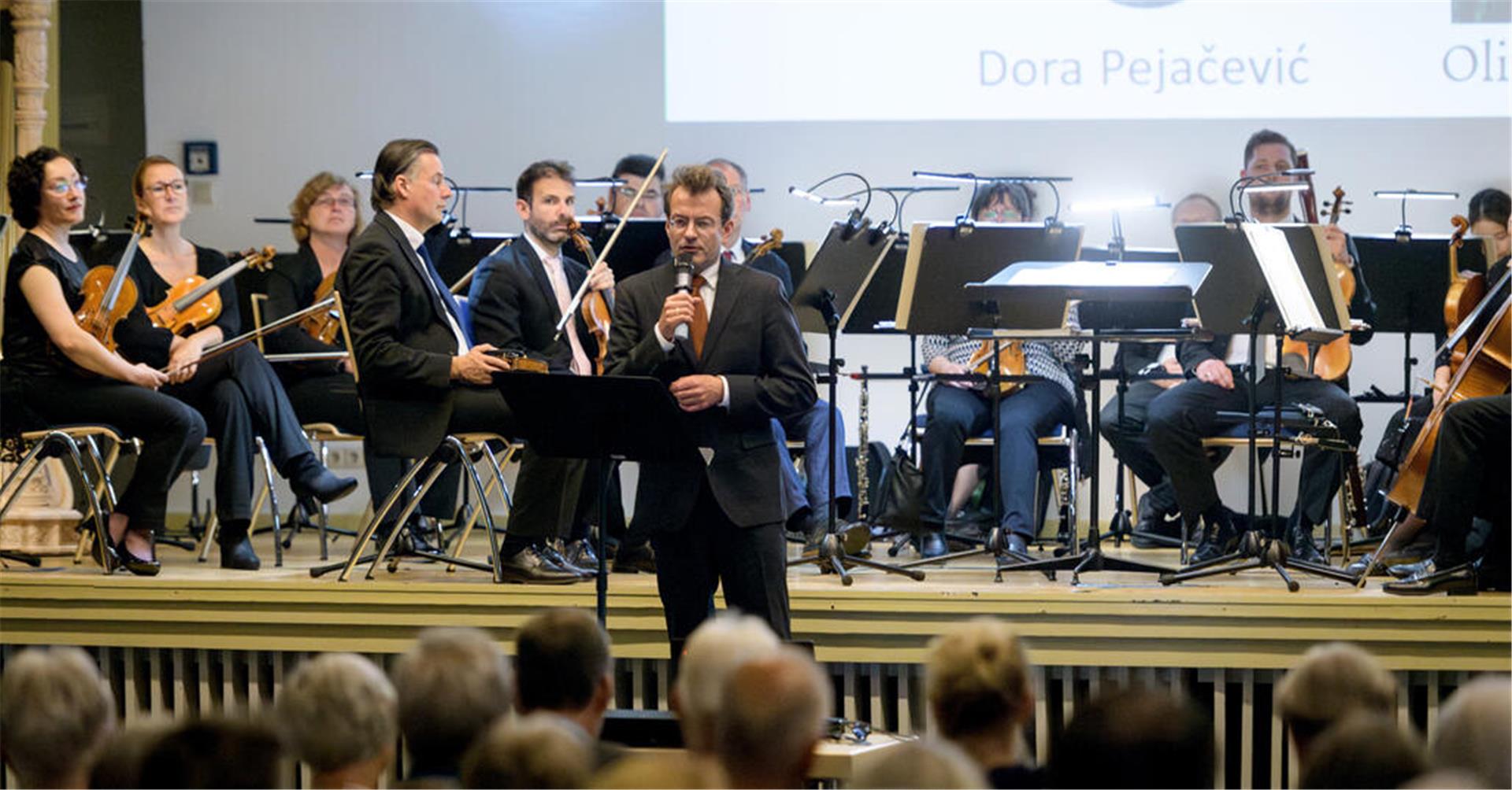 Generalmusikdirektor Marc Niemann bei der Vorstellung des neuen Konzertprogramms des Philharmonischen Orchesters in der Volkshochschule Bremerhaven.