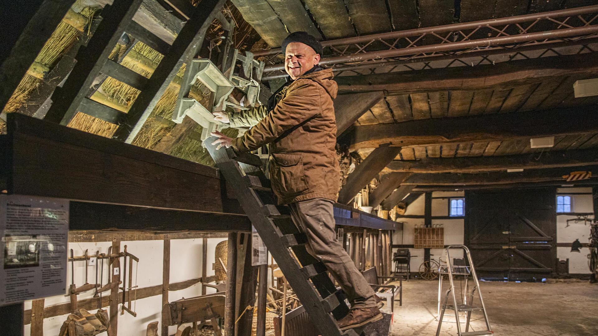 Georg Riemer arbeitet ehrenamtlich im Geesthof des Bauernhausvereins Lehe und hält im Handwerker-Team die Exponate der historischen Anlage in Schuss.