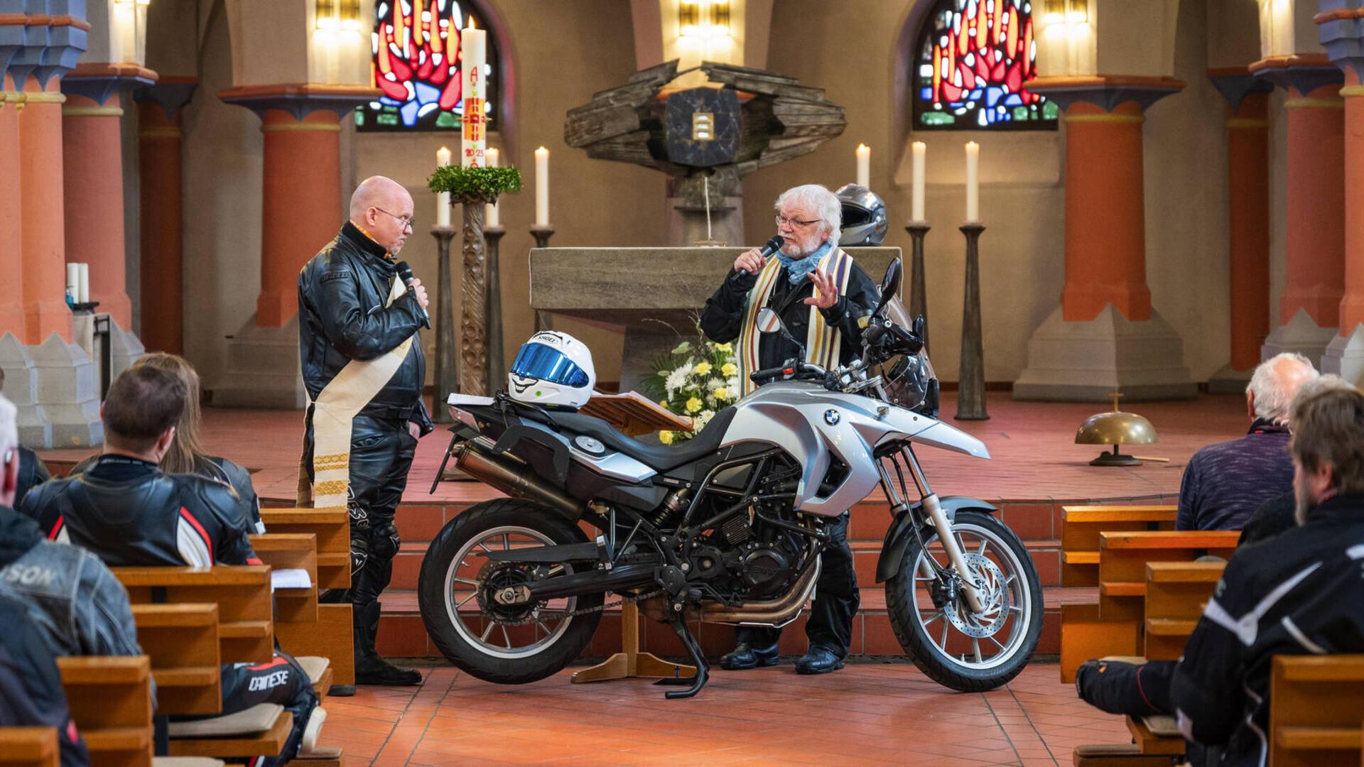 Ökumenischer Biker-Gottesdienst in Bremerhaven, mit Pastor Johann de Buhr (rechts) und Diakon Samuel Elsner. 