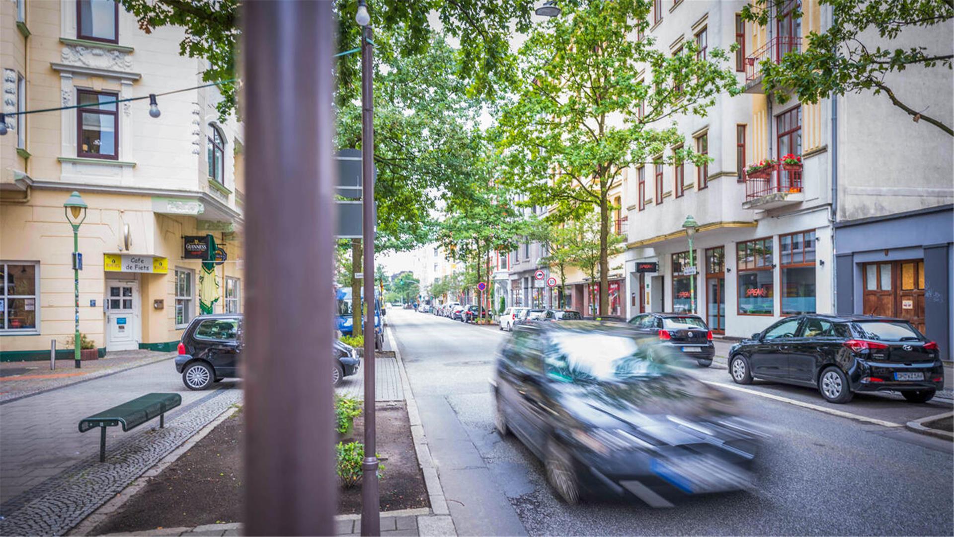 Autos fahren durch die Alte Bürger in Bremerhaven