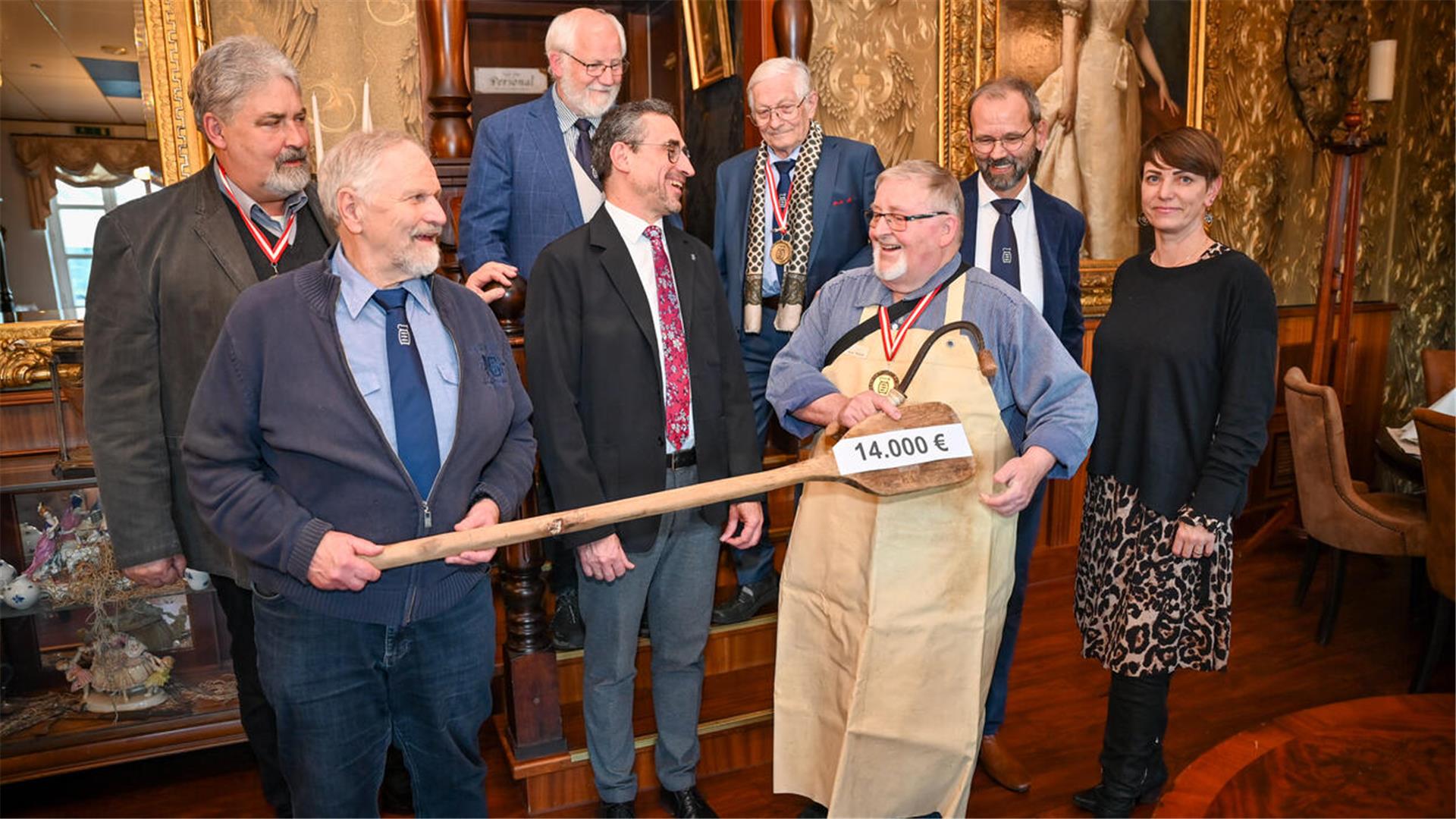 Gruppenfoto, viele Männer