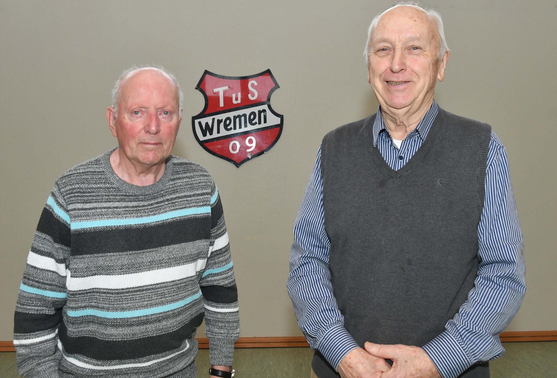 Gerd Holst (rechts) und Rolf Jürgens halten seit 75 Jahren dem TuS Wremen 09 die Treue.