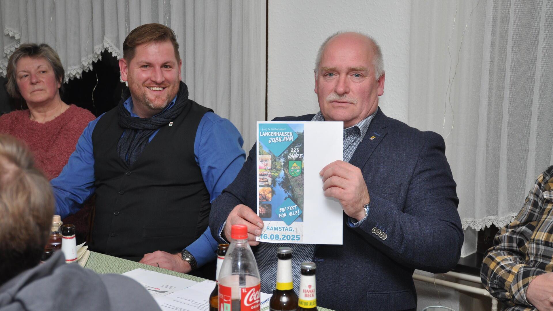 Gerd Huntemann ist in Jubiläumsstimmung - Gemeindebürgermeister Marc Breitenfeld freut sich mit dem Ortsbürgermeister in Sachen Dorfjubiläum, das im August groß gefeiert werden soll.