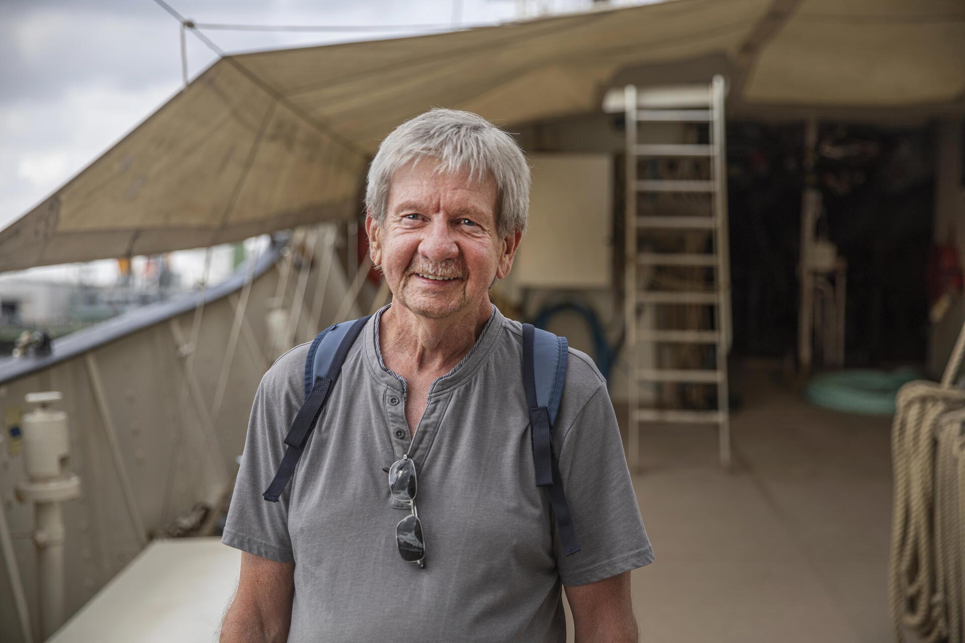 Gerhard Meier besichtigt die Gulden Leeuw am neuen Hafen.