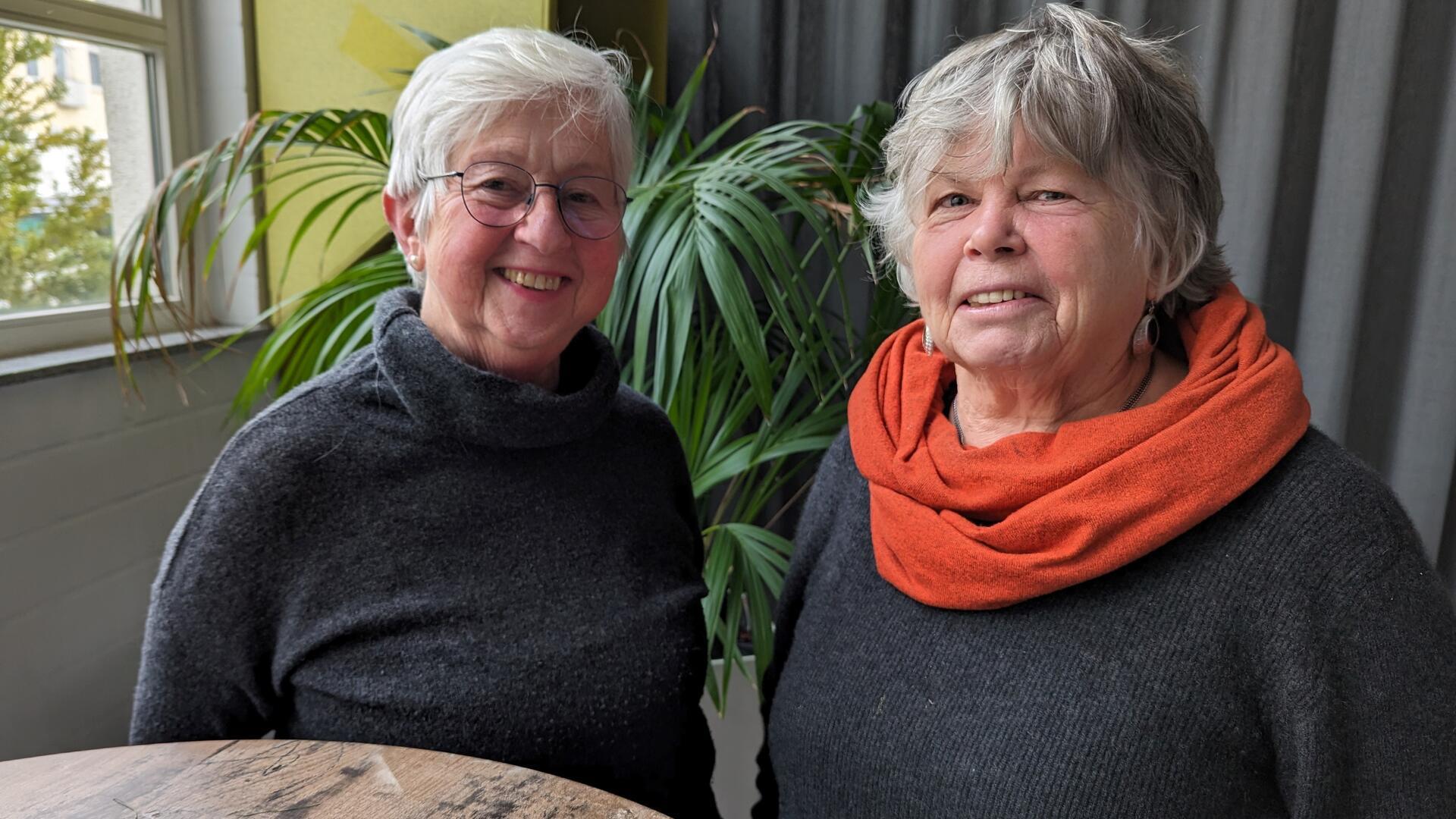 Gertrud Wiehler (links) und Jutta Schmidt vom Aktionsbündnis gegen Rechts „Bremerhaven bleibt bunt“ zählen zu den Initiatoren der Kundgebung in Bremerhaven.