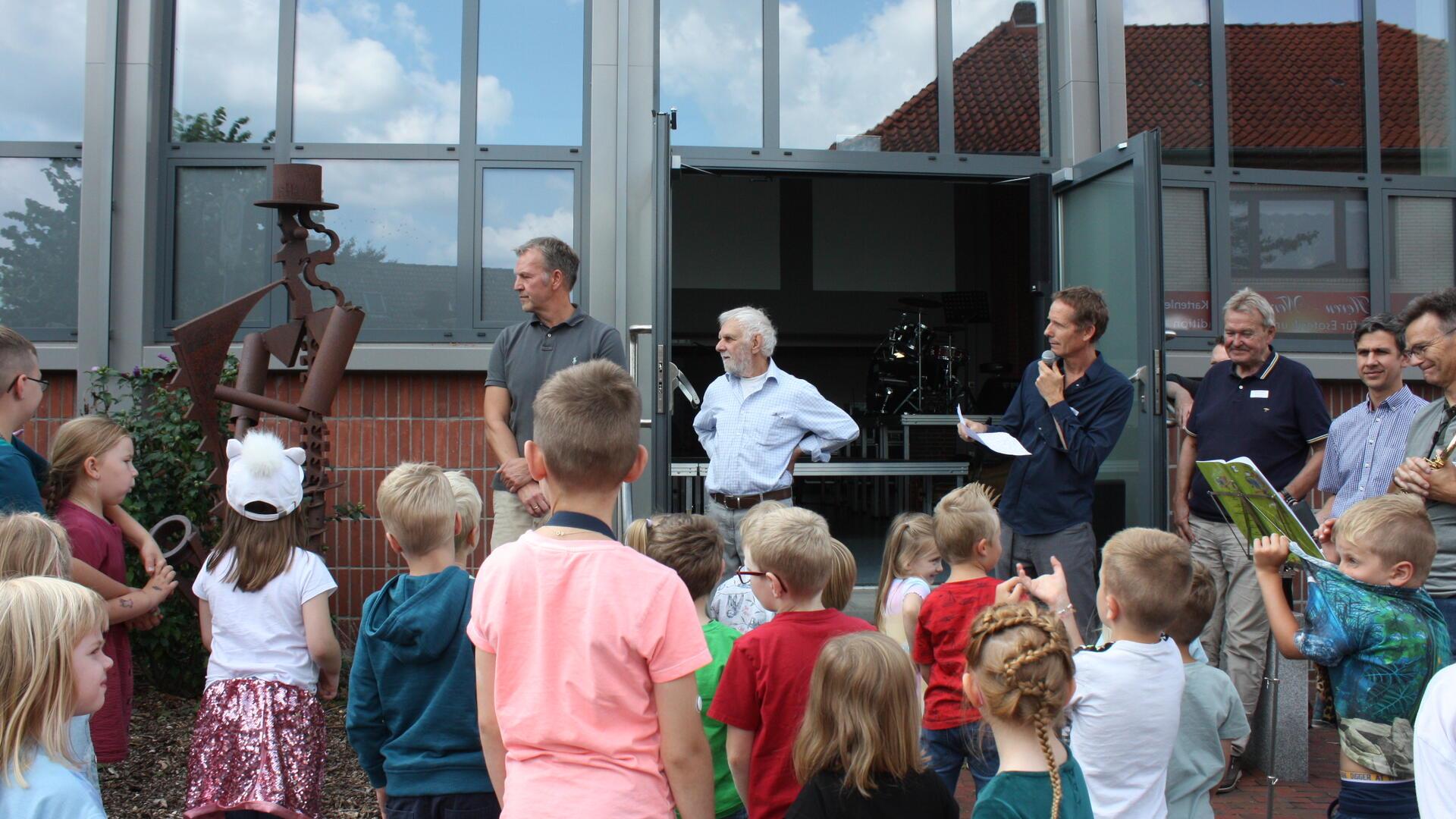 Gespannt hörten besonders die jüngsten Besucher am Tag der offenen Tür der Geschichte über den Saxophon-Mann zu.