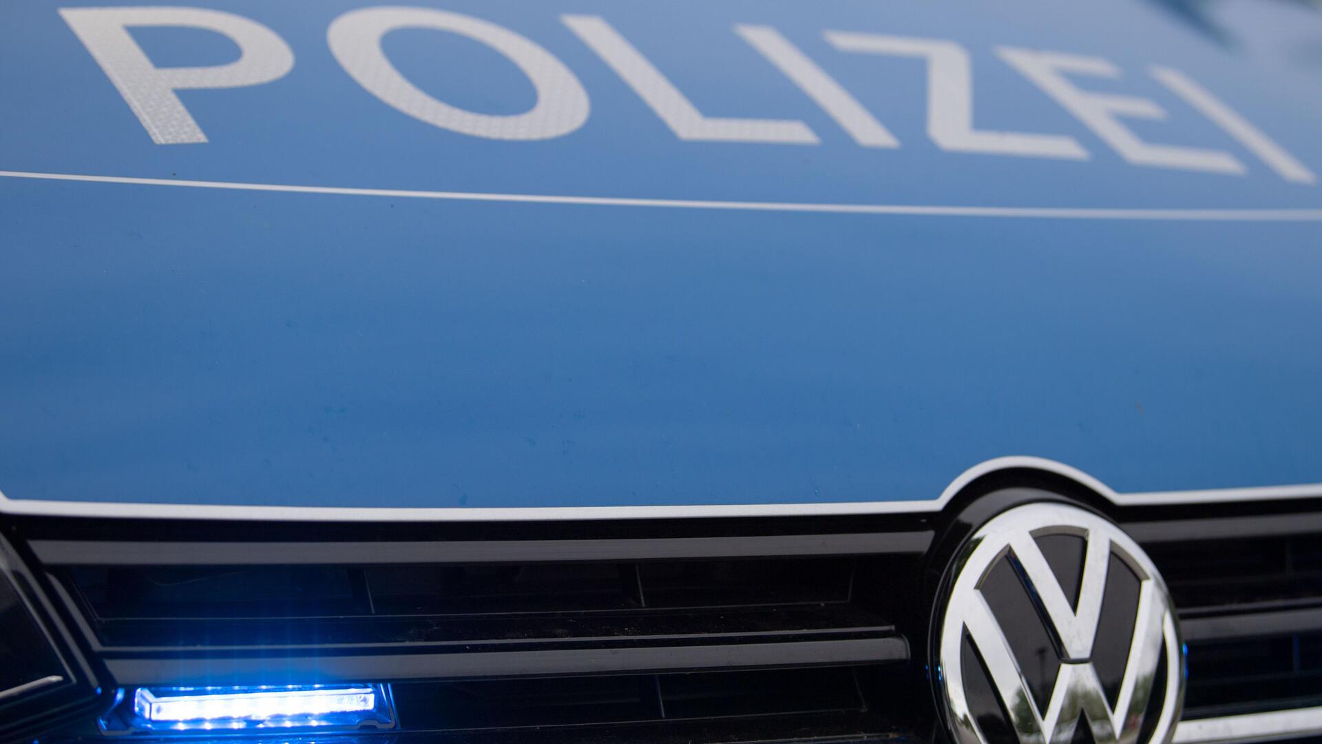 Die Motorhaube eines Polizeiwagens