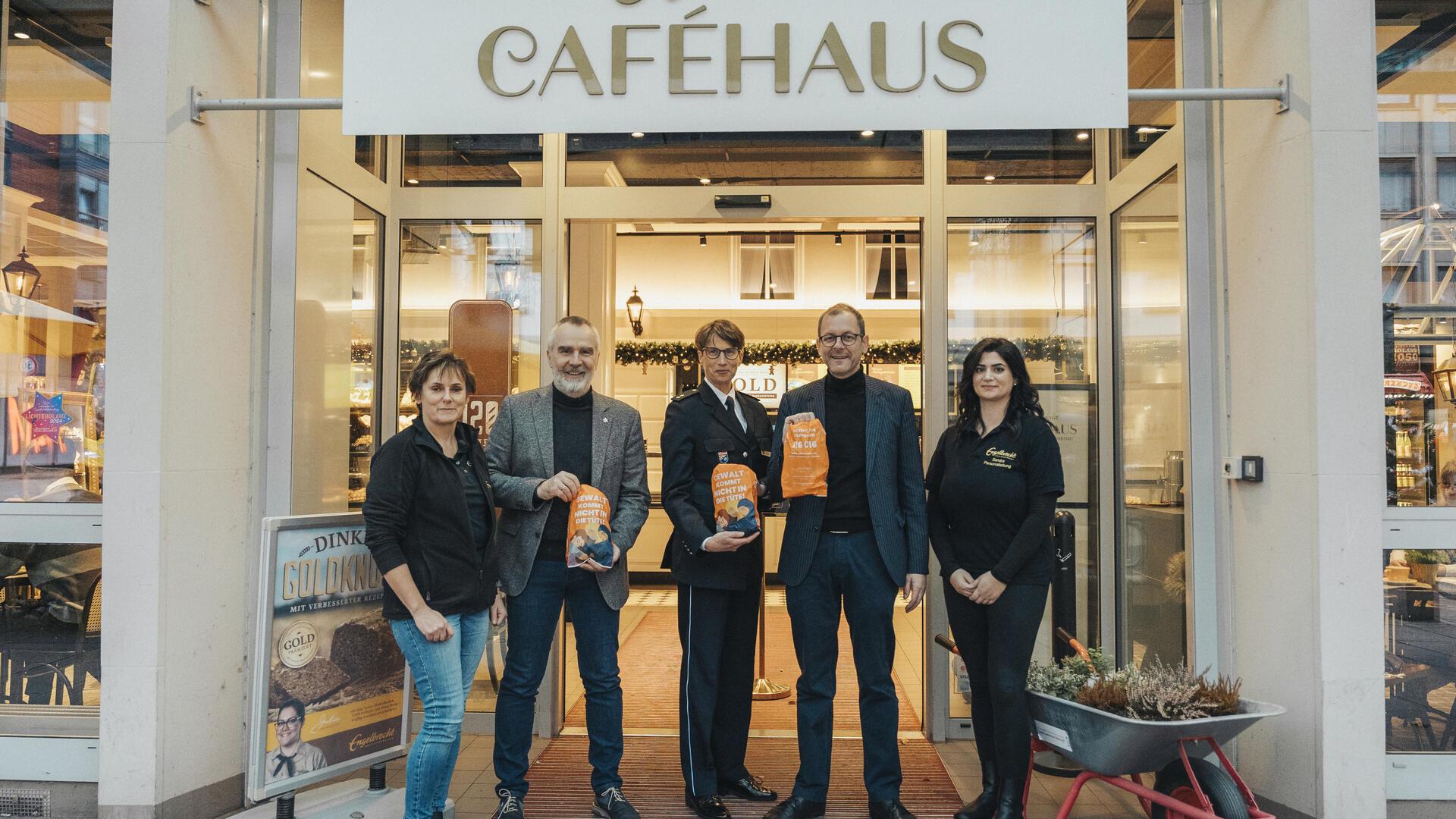 „Gewalt kommt nicht in die Tüte“ betonen (von links): Silvia Kämmerer (Stadtbäckerei Engelbrecht), Volker Ortgies (Direktor der Ortspolizeibehörde), Nadine Laue (Geschäftsführerin Präventionsrat), Martin Günthner (Stadtrat für Jugend, Familie und Frauen) und Sarah Sabouneh (Personalleitung Stadtbäckerei Engelbrecht).