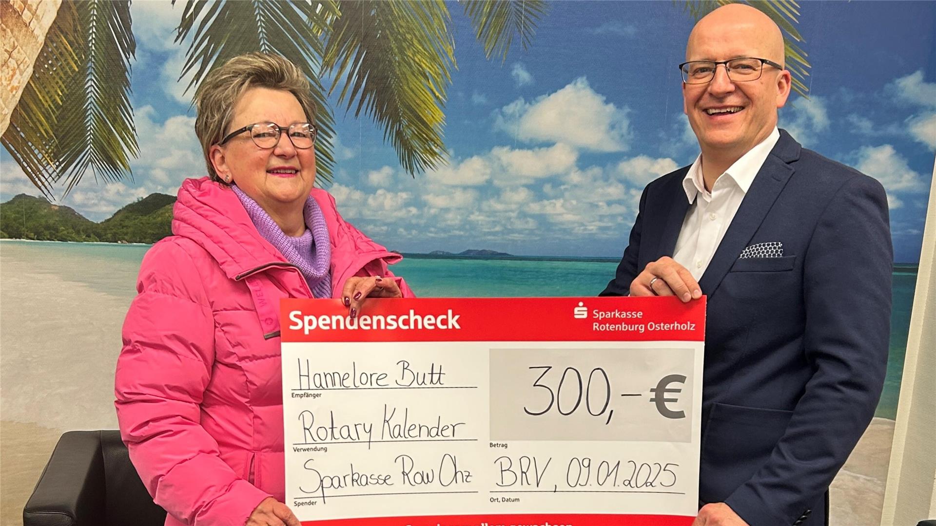 Gewinnerin Hannelore Butt und Volker Stahmann von der Sparkasse.