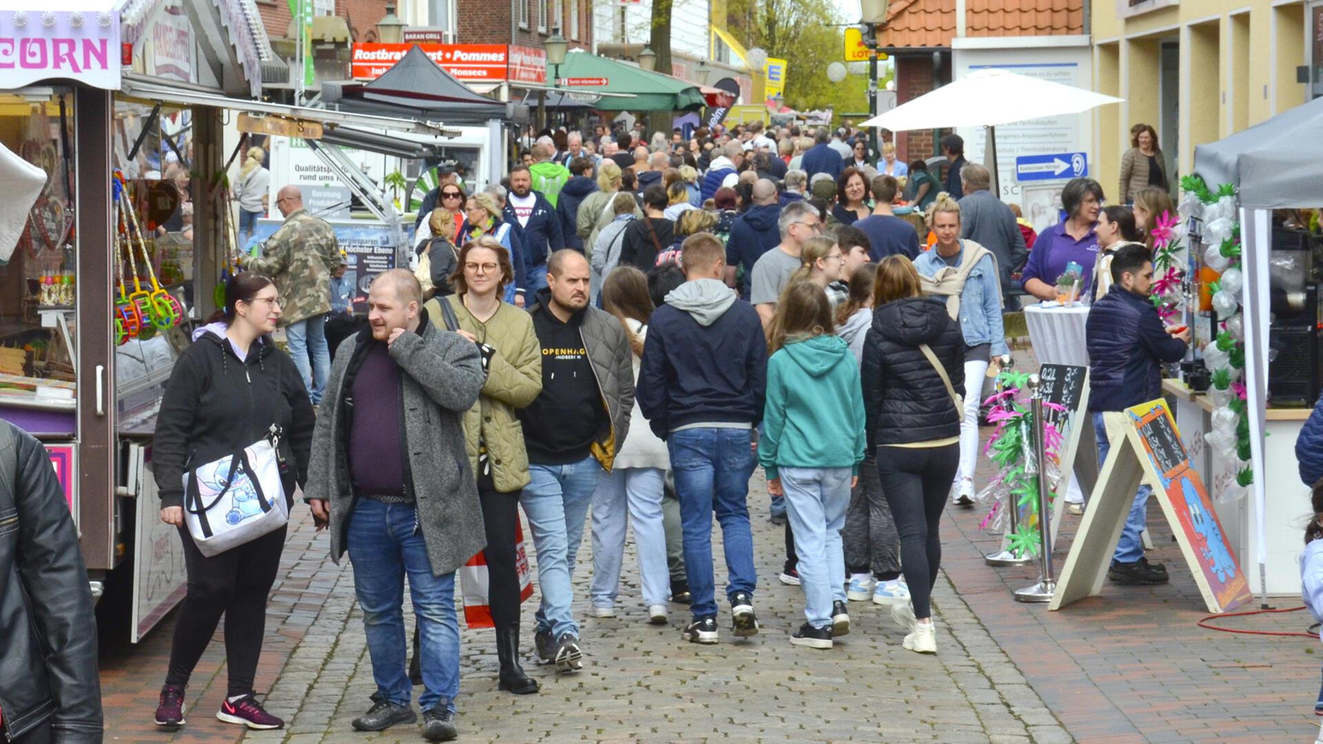 Gewohntes Bild beim Bremervörder Ladenhütermarkt: Bereit ab dem Mittag schoben sich wahre Besuchermassen durch die Brunnenstraße und den Rest der Innenstadt.