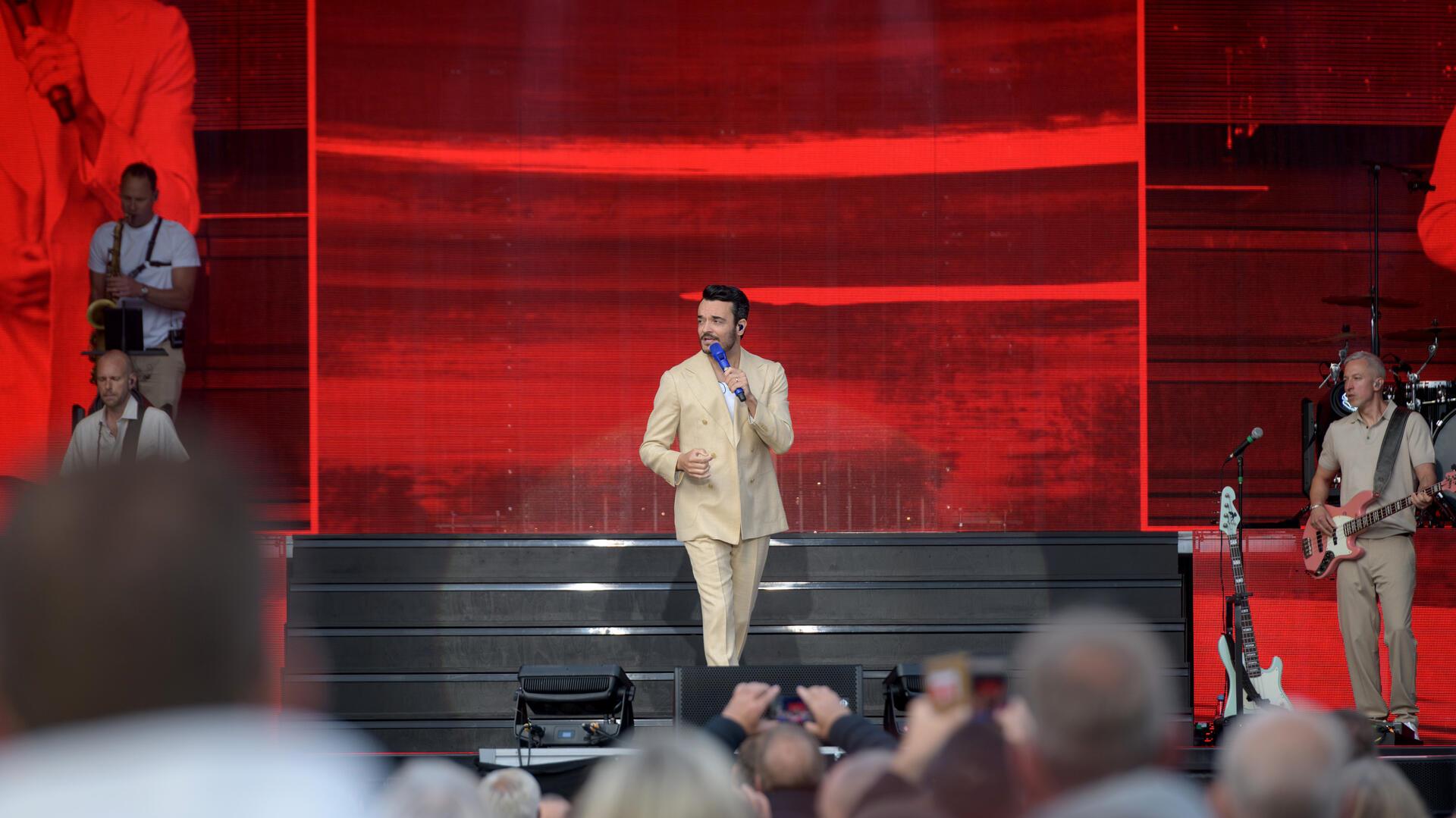 Giovanni Zarrella tritt mit seiner Band aus der ZDF-Samstagabend-Show in Bremerhaven auf.