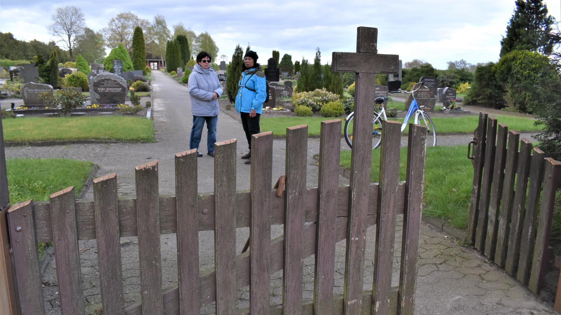 Zwei Frauen auf einem Friedhof