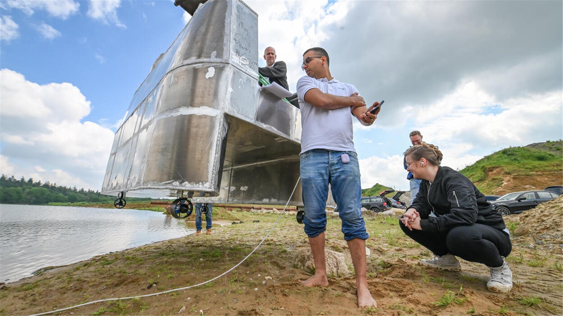 Gleich geht’s ins Wasser: Anis Kammoun und Nadine Bracklo (rechts) testen auf dem Wehdener Baggersee das Modell einer autonom fahrenden Personenfähre.