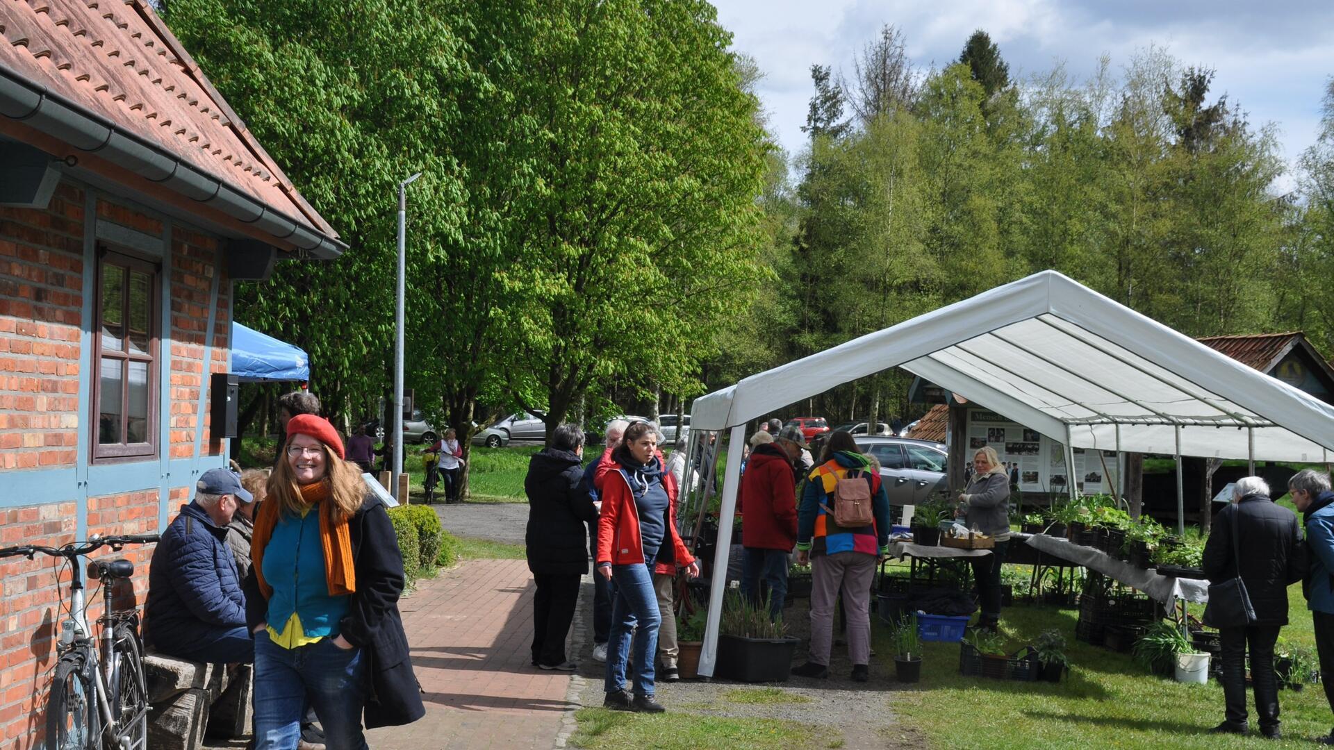 Gleich nach Eröffnung der Pflanzenbörse um 13 Uhr füllte sich das idyllische Gelände der Treidlers mit Besucherinnen und Besuchern.