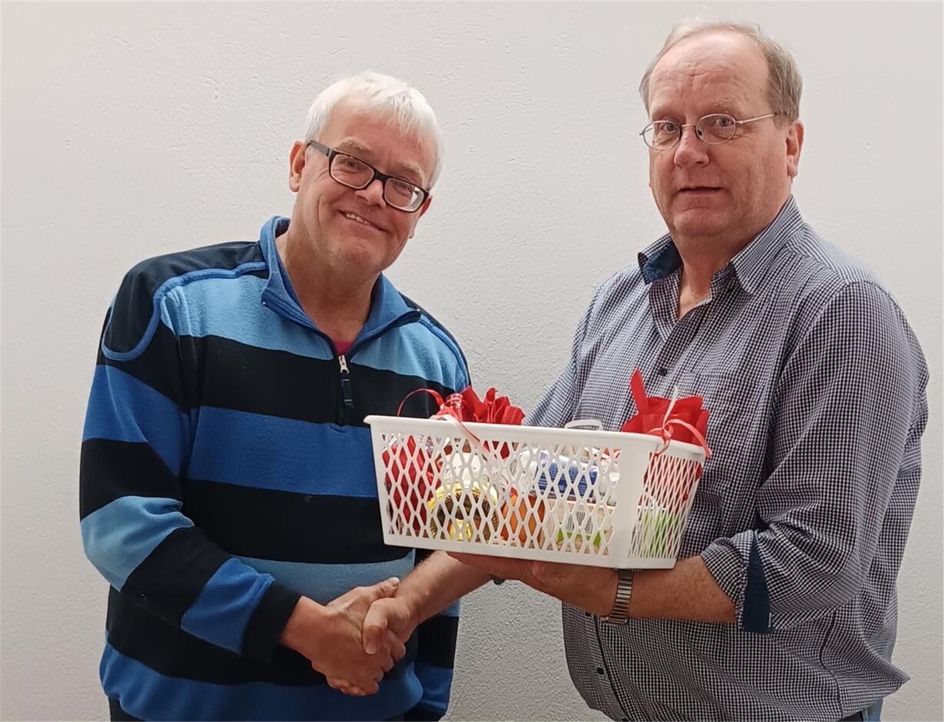 Glückwünsche und Präsente: Blutspender Hans-Peter Bammann (links) und Manfred Burfeind vom DRK.