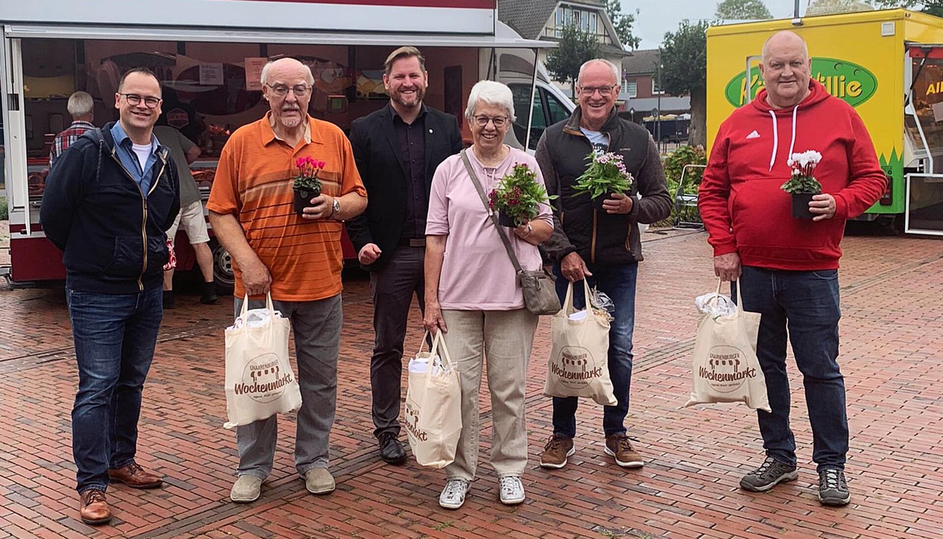 Gnarrenburgs Gemeindebürgermeister Marc Breitenfeld (Dritter von links) mit den Gewinnern des Wochenmarkt-Schätzspiels.