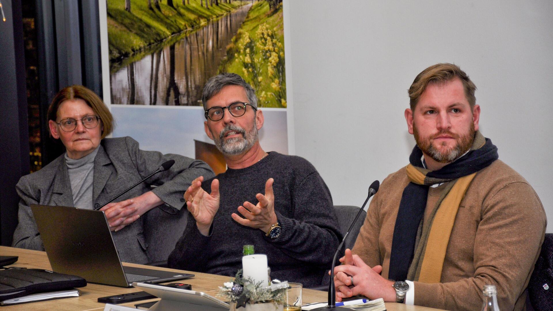 Gnarrenburgs Gemeindebürgermeister Marc Breitenfeld (von rechts) hatte in der jüngsten Sitzung des Sozialausschusses jede Menge Expertise für innovative Lösungen im Gesundheitssektor an seiner Seite: Dr. Jan Gerlach aus Scheeßel und Gabriele Dostal von einer Beratungsgesellschaft, die sich auf die Beseitigung von Engpässen bei der ärztlichen Versorgung spezialisiert hat.