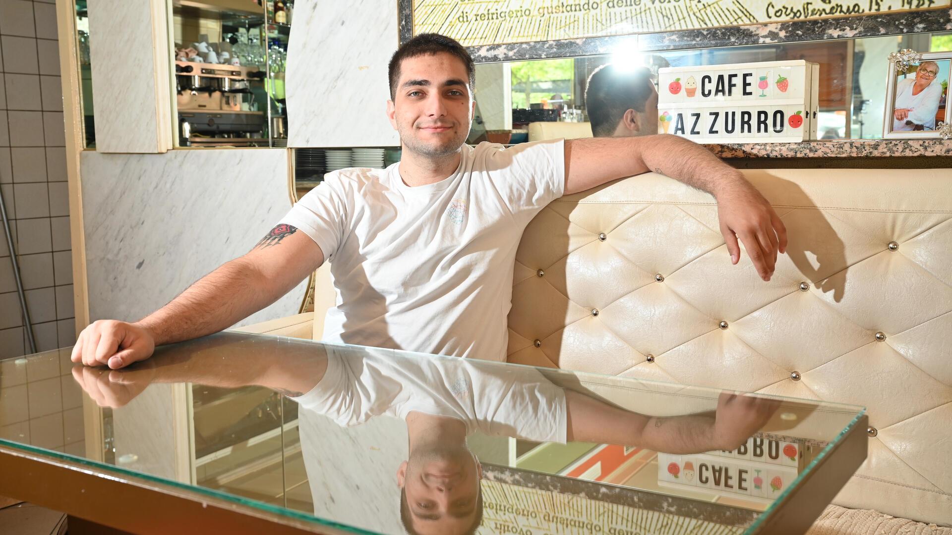 Gökhan Akkamis hält sich gerne im Eiscafé Azzuro an der Hafenstraße auf. 