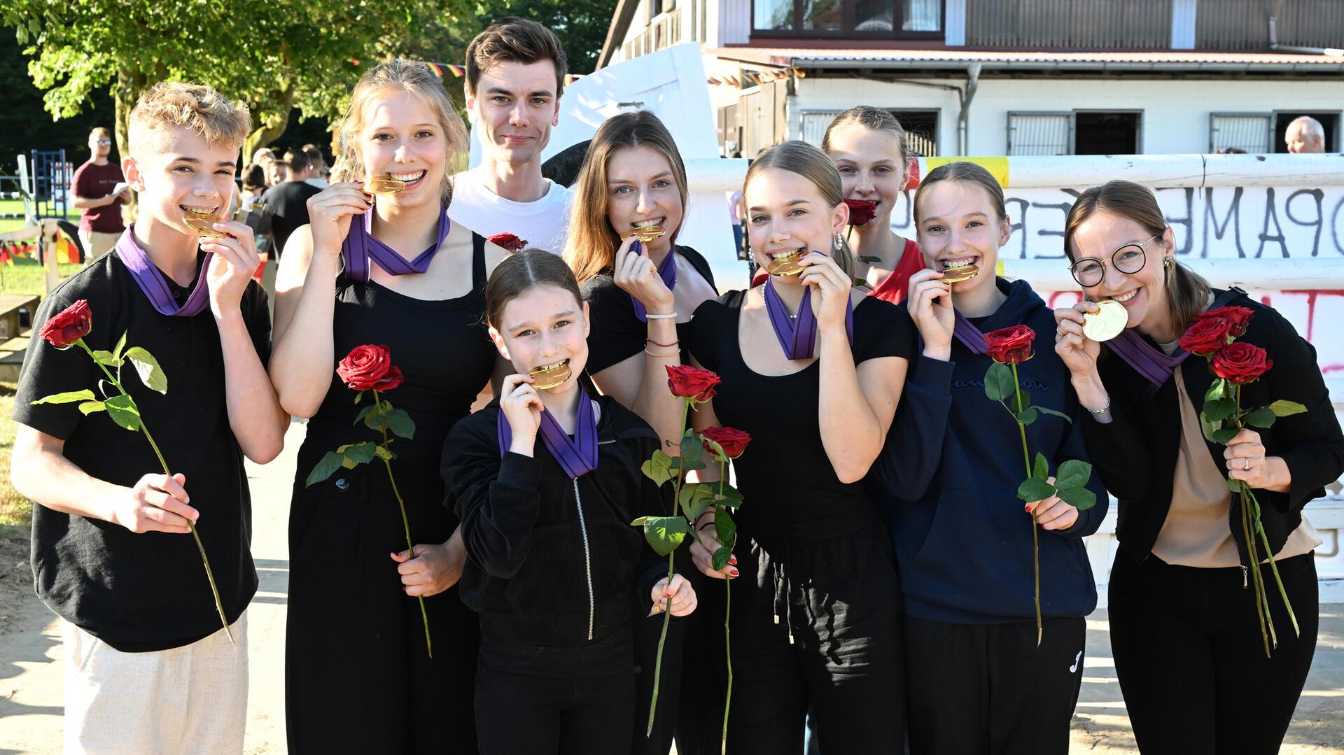 Gold und Titel sind echt: Die alten und neuen Europameister der U 18-Voltigierer kommen wieder aus Fredenbeck.