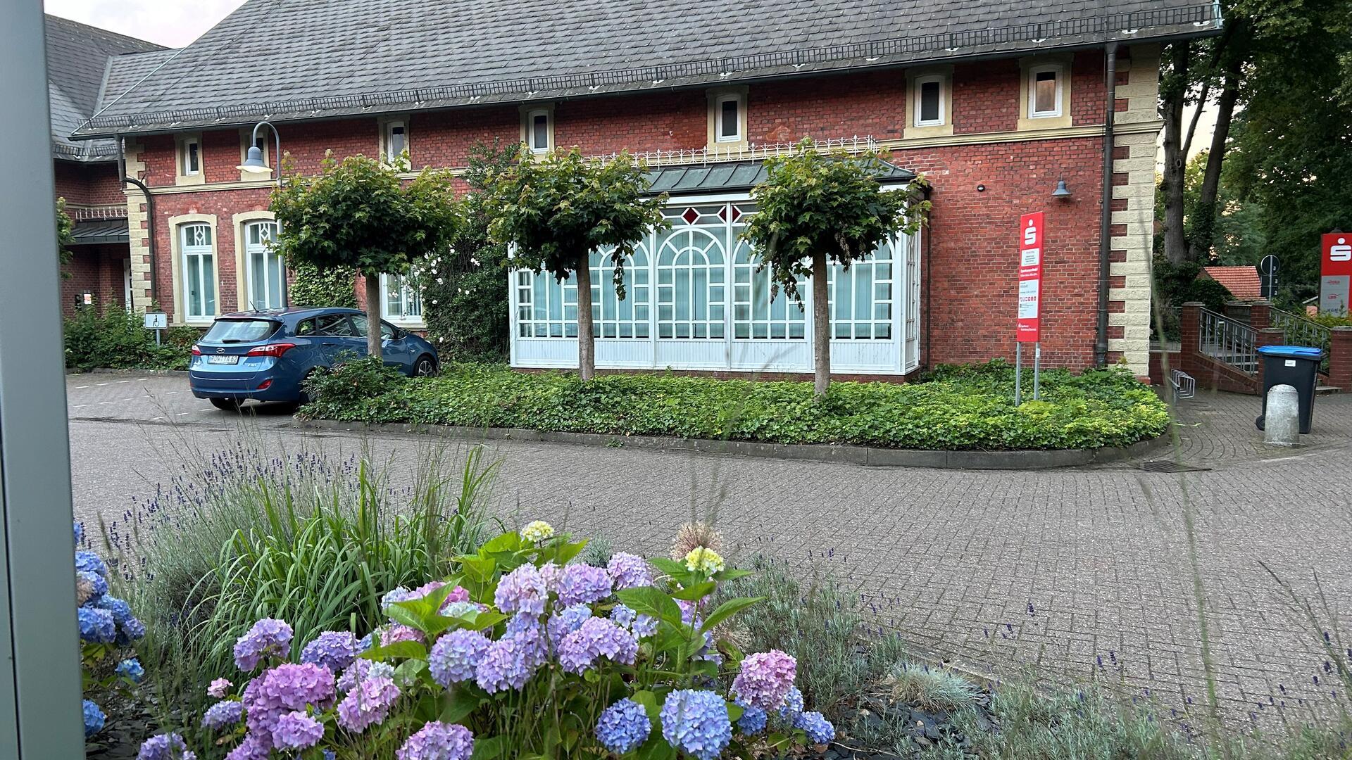 Die ehemalige Sparkasse in Wilstedt, ein roter Backsteinbau mit seitlichem Wintergarten.