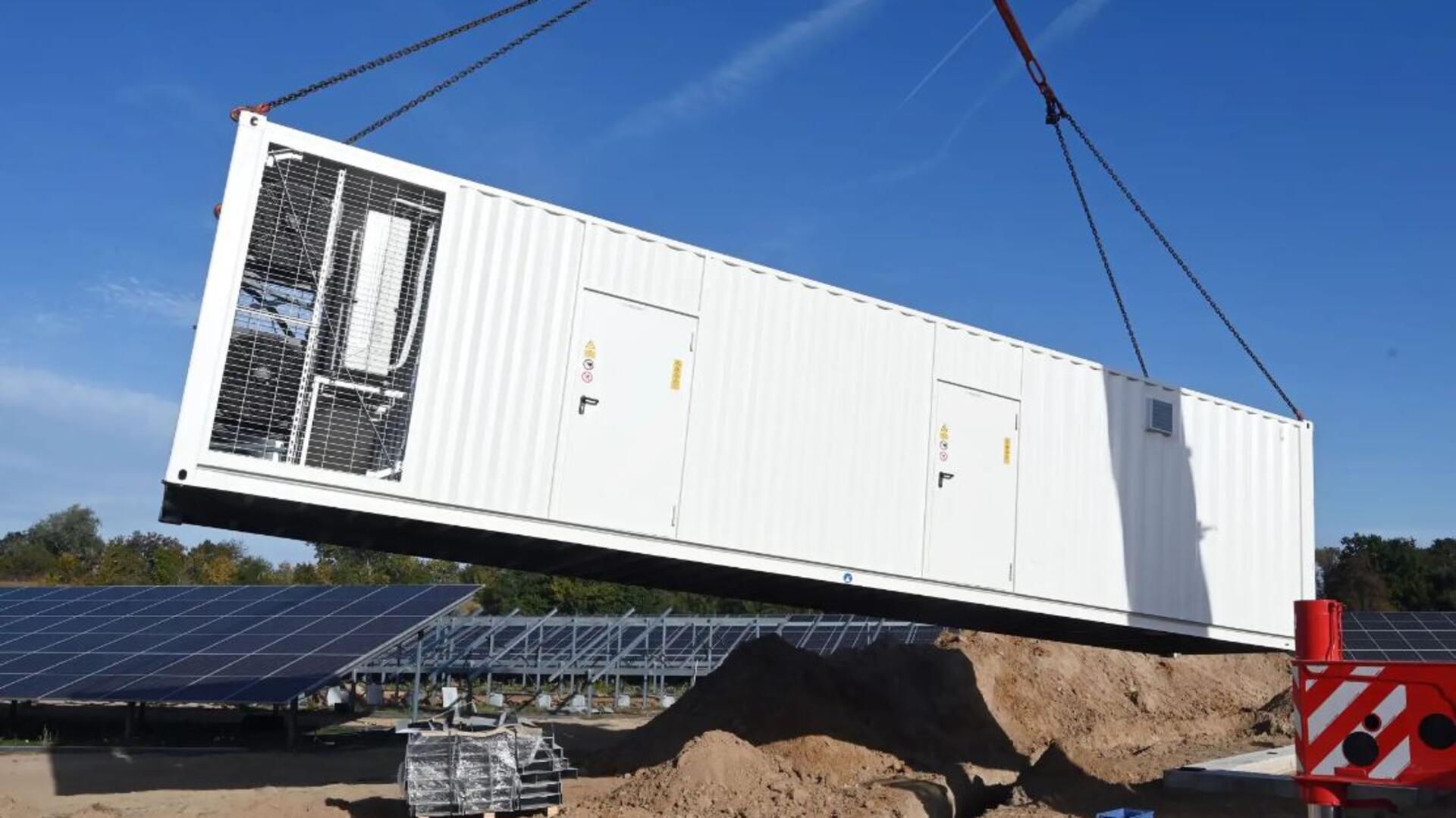 Großbatteriespeicher kommen in Elementen, die einem Überseecontainer gleichen. Etwa 60 solcher Module würden bei Lavenstedt zu einem Stromspeicher mit zunächst 300, später 600 MWh Stromspeicher kombiniert.