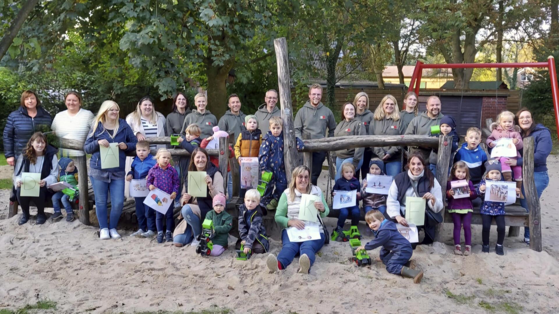 Große Freude bei Kindern und Erwachsenen: Die Organisatoren der Ohreler Simson-Rallye spendeten den Reinerlös der Veranstaltung in Höhe von 2.400 Euro an die Kindergärten in der Samtgemeinde Selsingen.