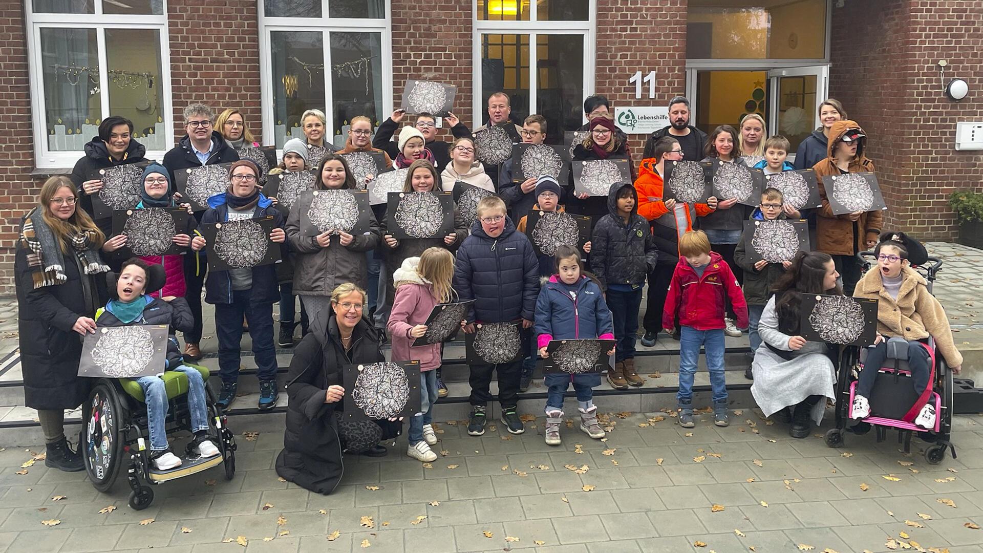 Große Freude in Selsingen: Der Rotary Club Bremervörde-Zeven und Sponsoren spendieren allen Schülerinnen und Schülern der Helga-Leinung-Schule der Lebenshilfe für Menschen mit Behinderungen besondere Adventskalender. Hinter jedem Türchen kann ein Gewinn versteckt sein.