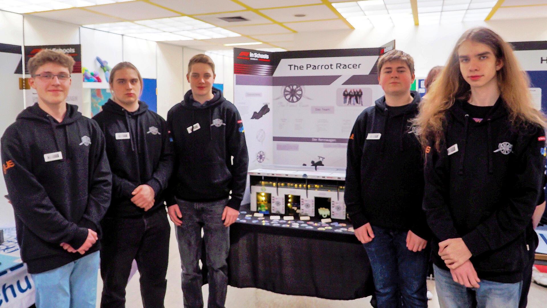 Große Kenner im Umgang mit kleinen Flitzern: das Team der „Parrot Racer“ der Oberschule Langen präsentiert sich und die Fahrzeuge.